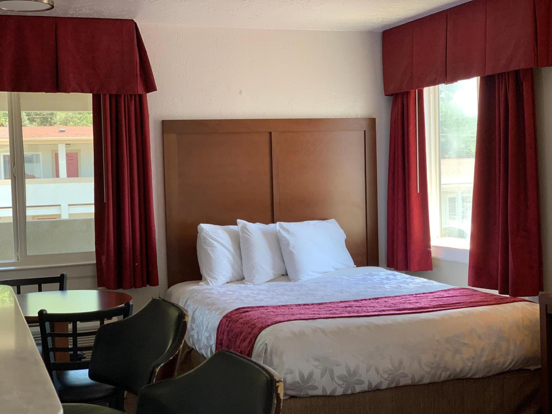 Red Carpet Inn Medford photo 23
