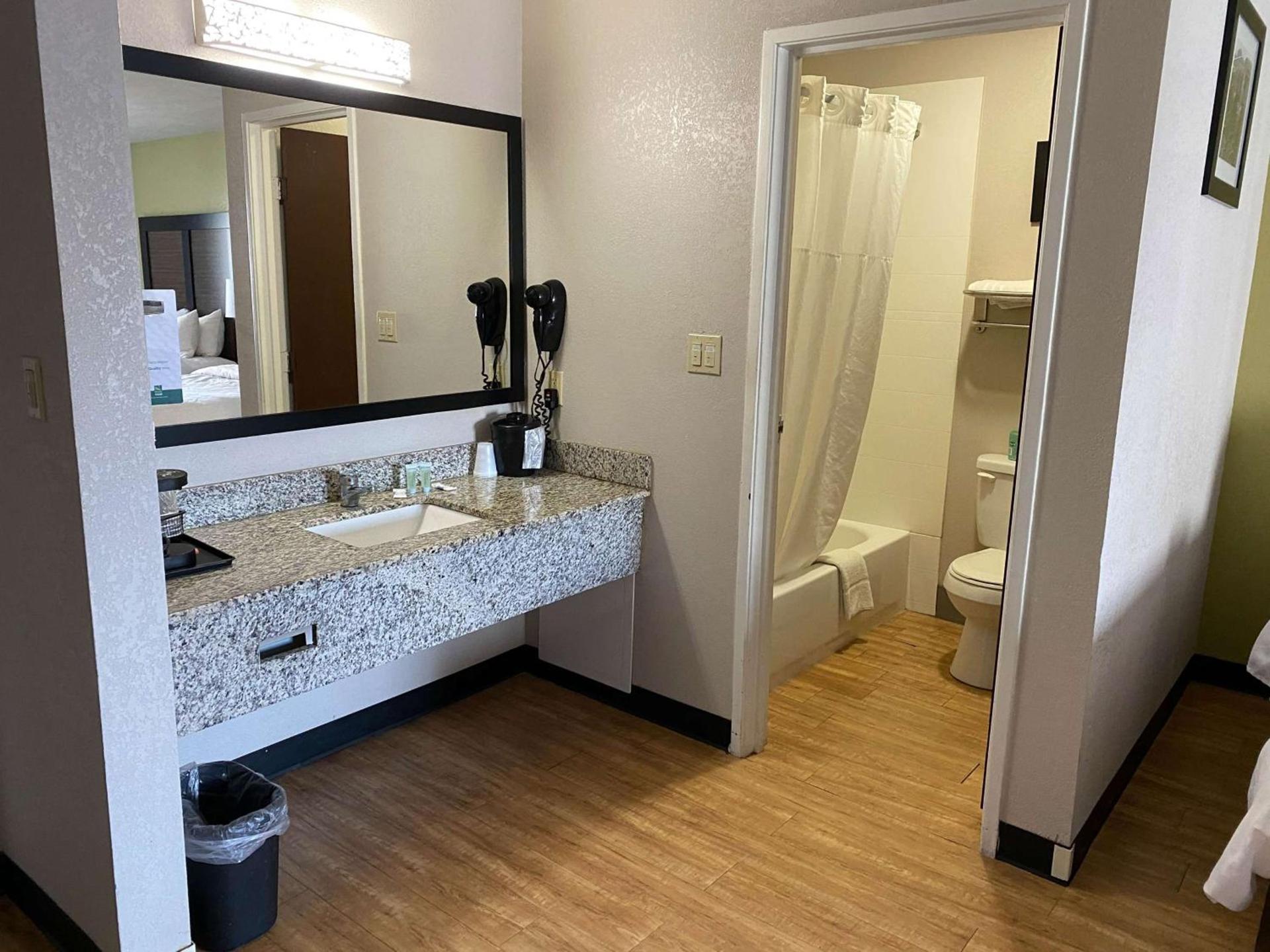 Motel 6 Lancaster photo 6