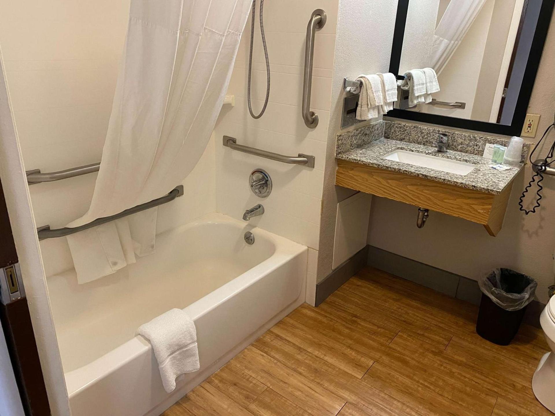 Motel 6 Lancaster photo 7