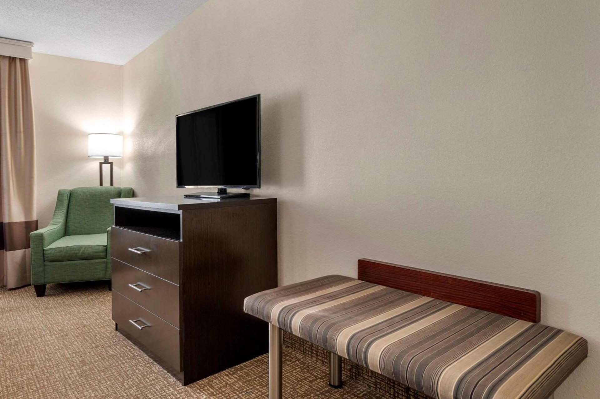 Comfort Suites Miamisburg - Dayton South photo 2