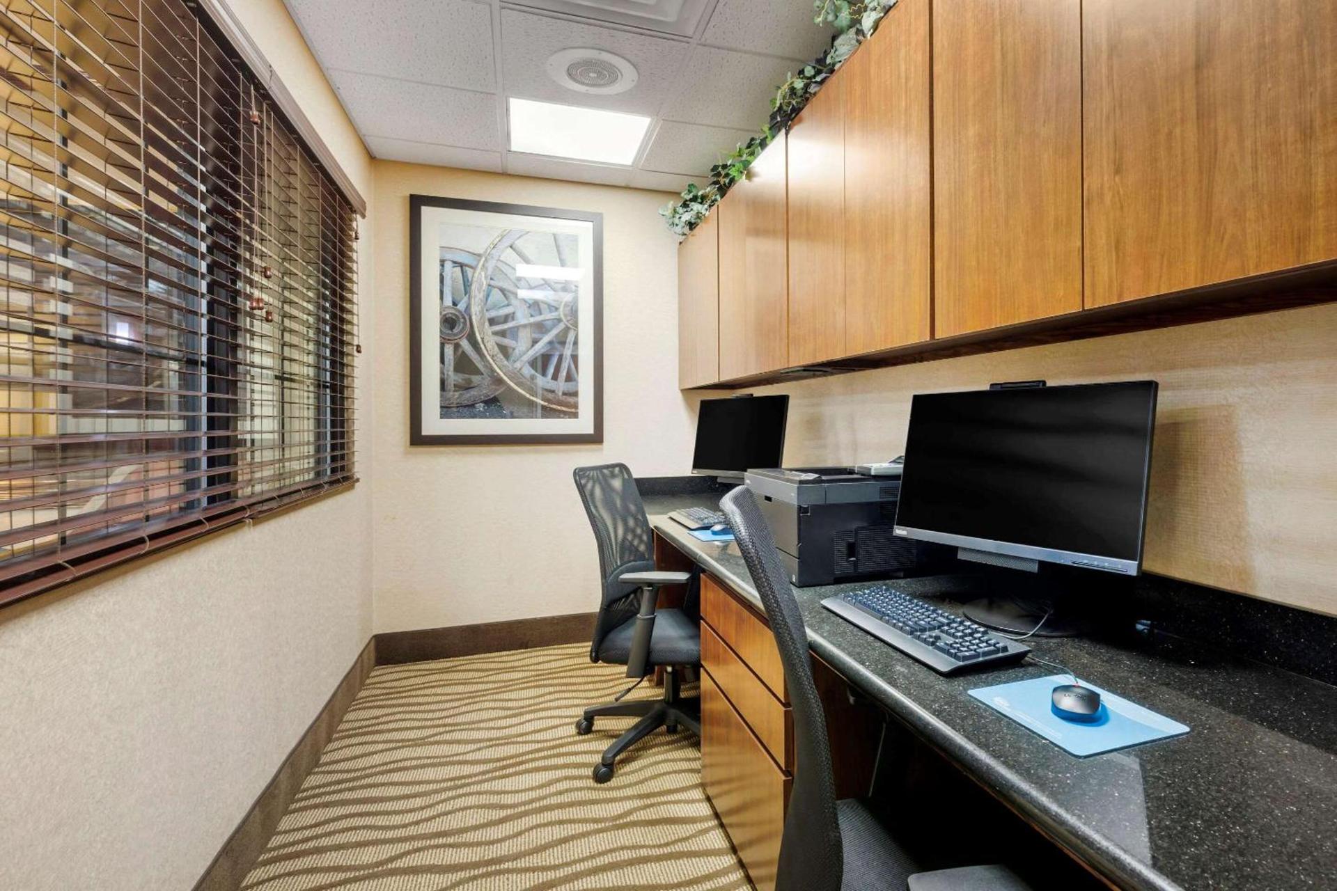 Comfort Suites Marshall photo 35