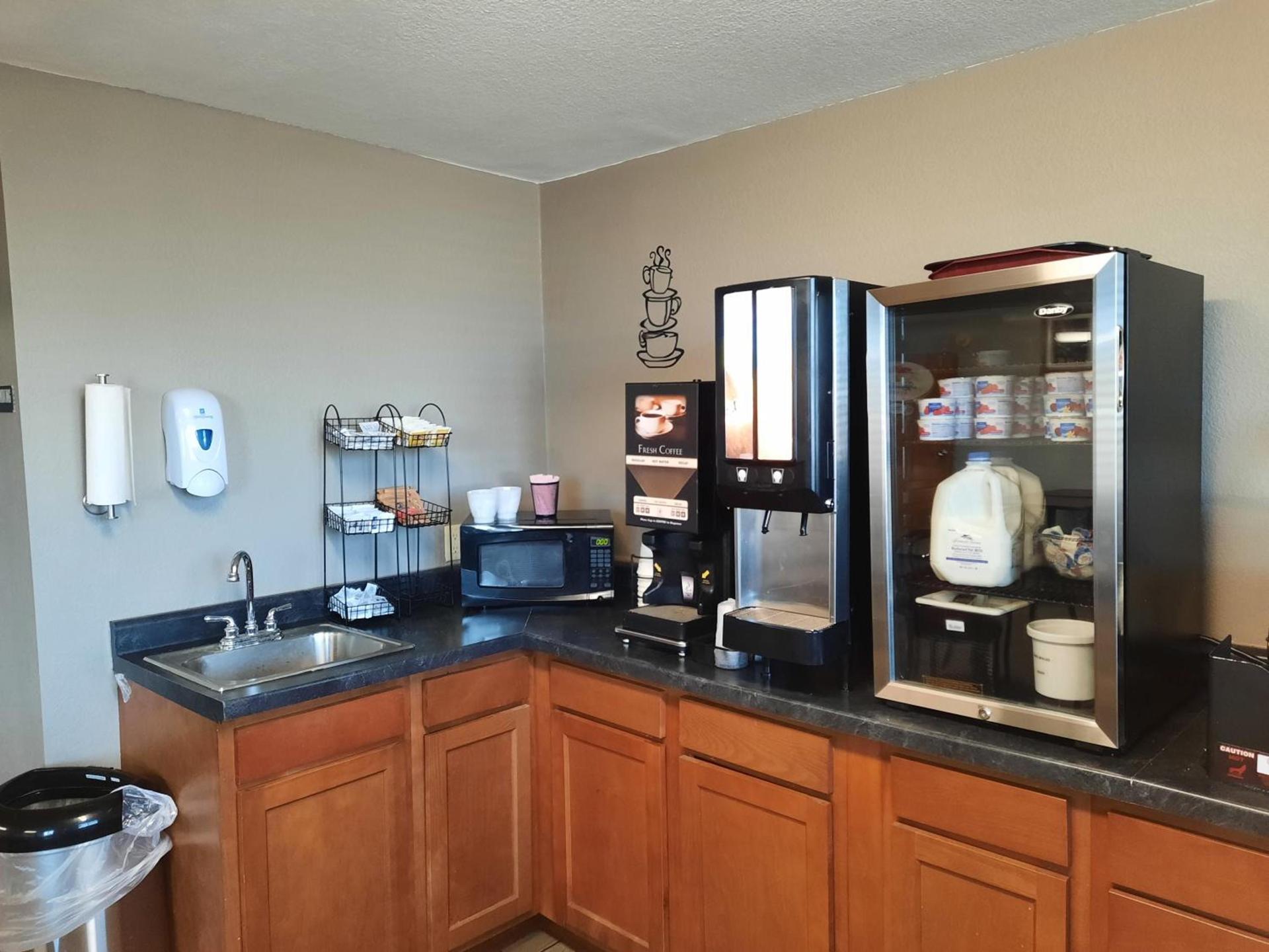 Super 8 by Wyndham Watertown photo 32