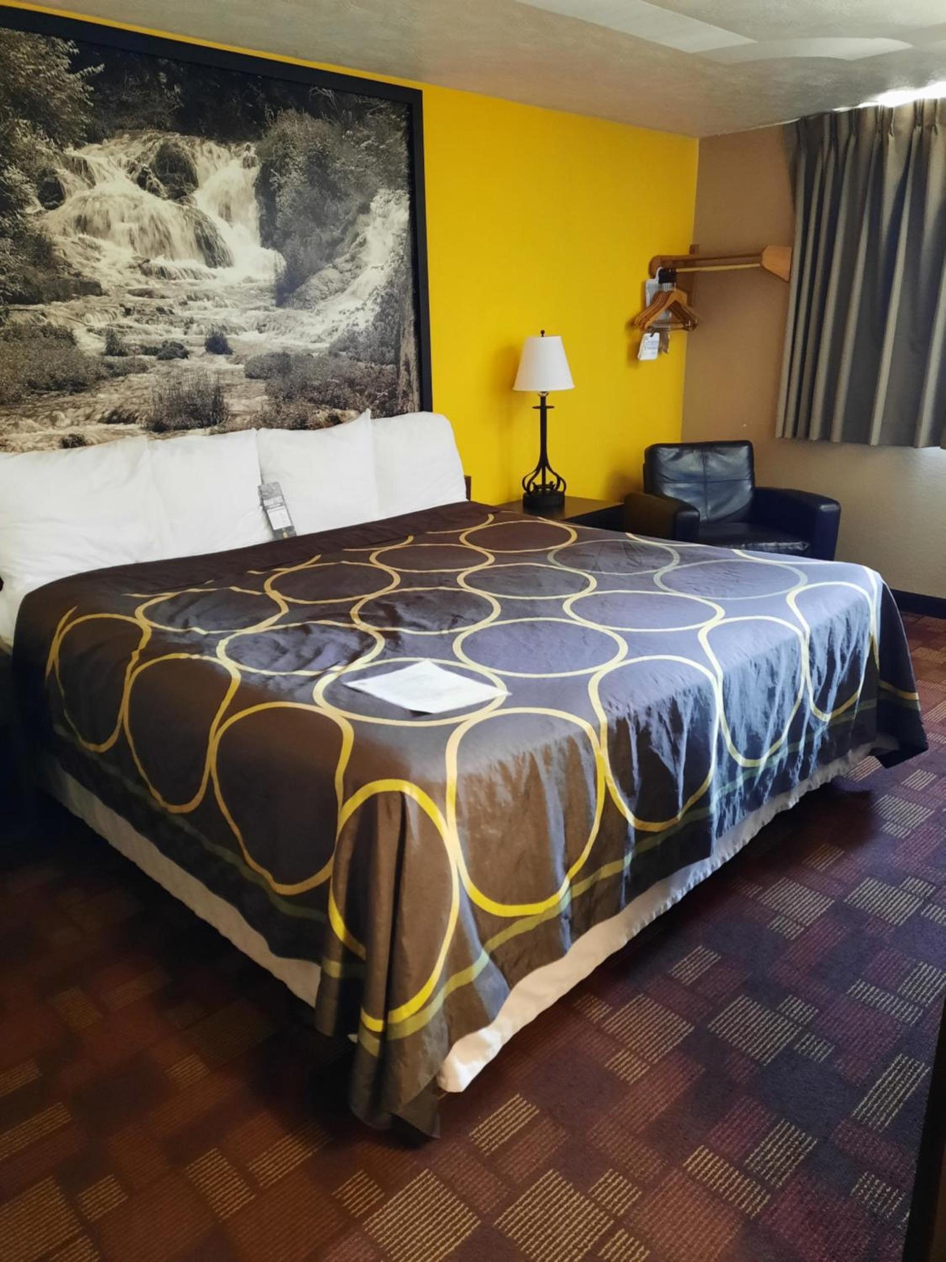 Super 8 by Wyndham Watertown photo 33