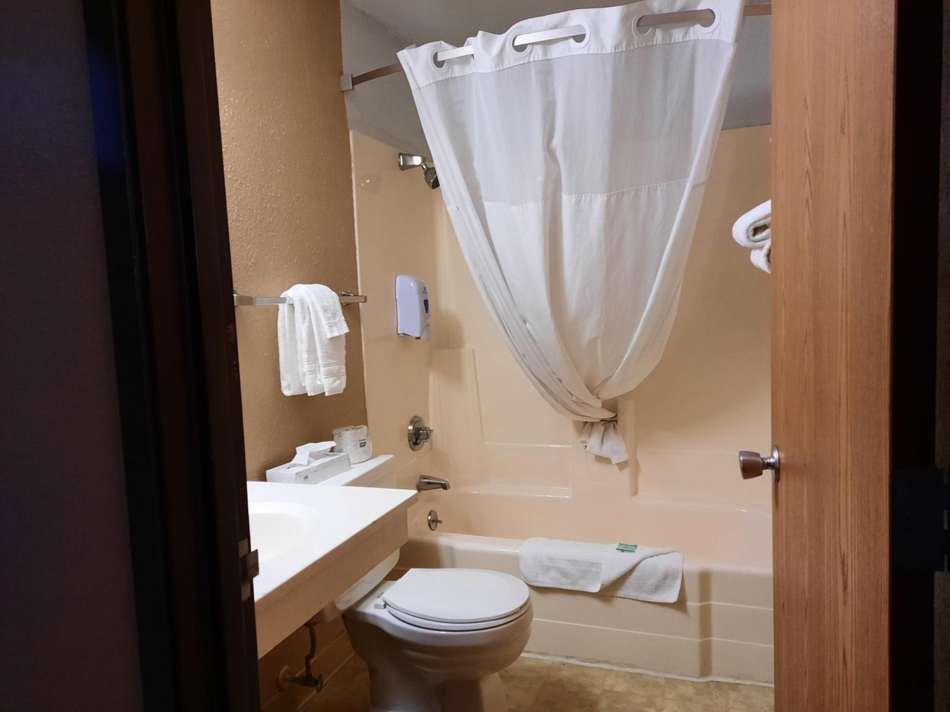 Super 8 by Wyndham Watertown photo 36
