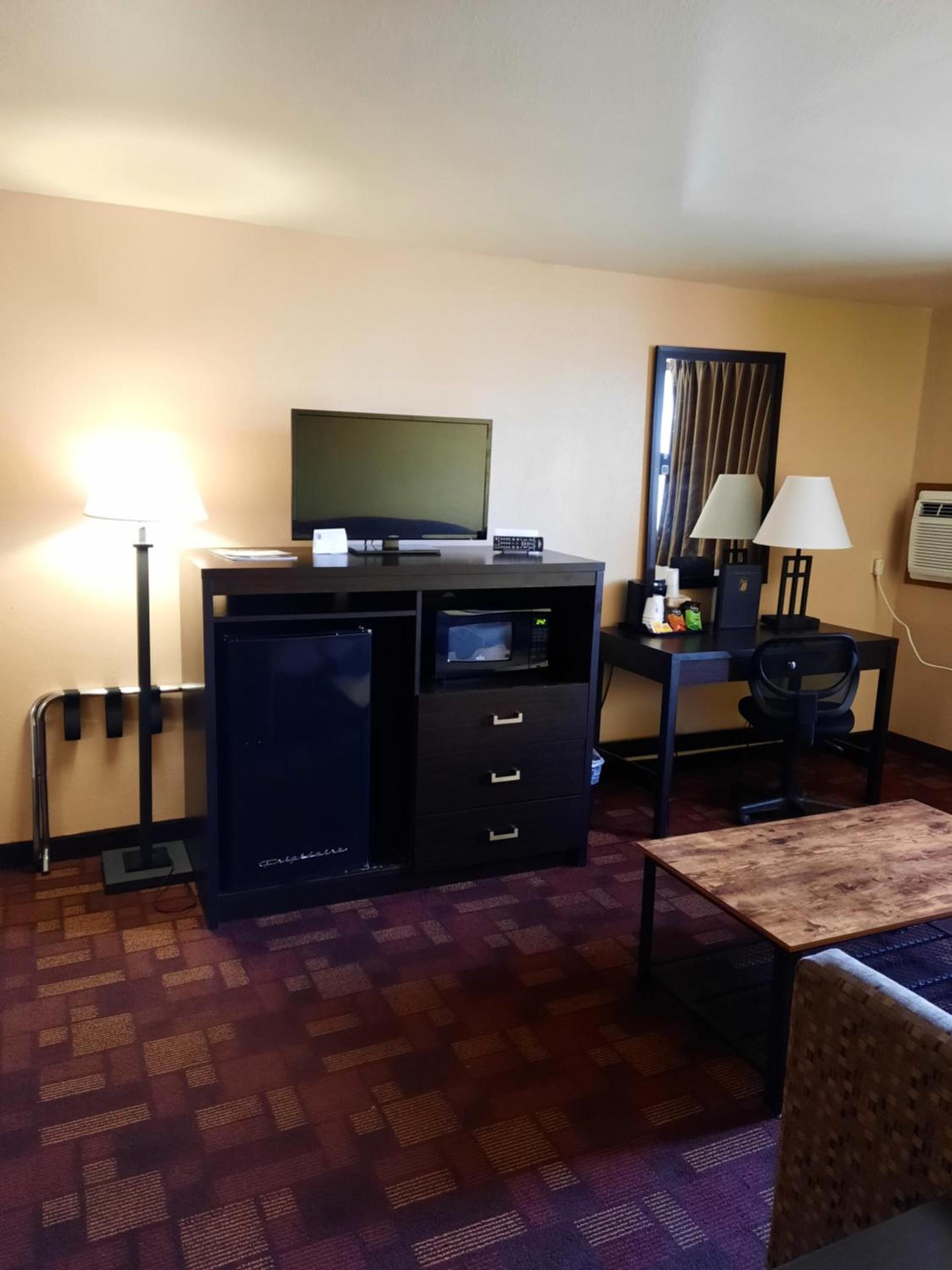 Super 8 by Wyndham Watertown photo 37