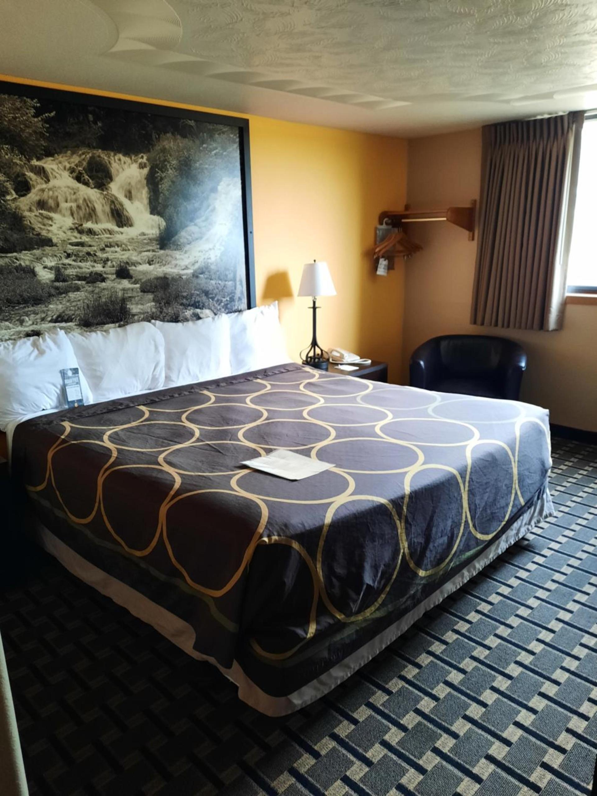Super 8 by Wyndham Watertown photo 40