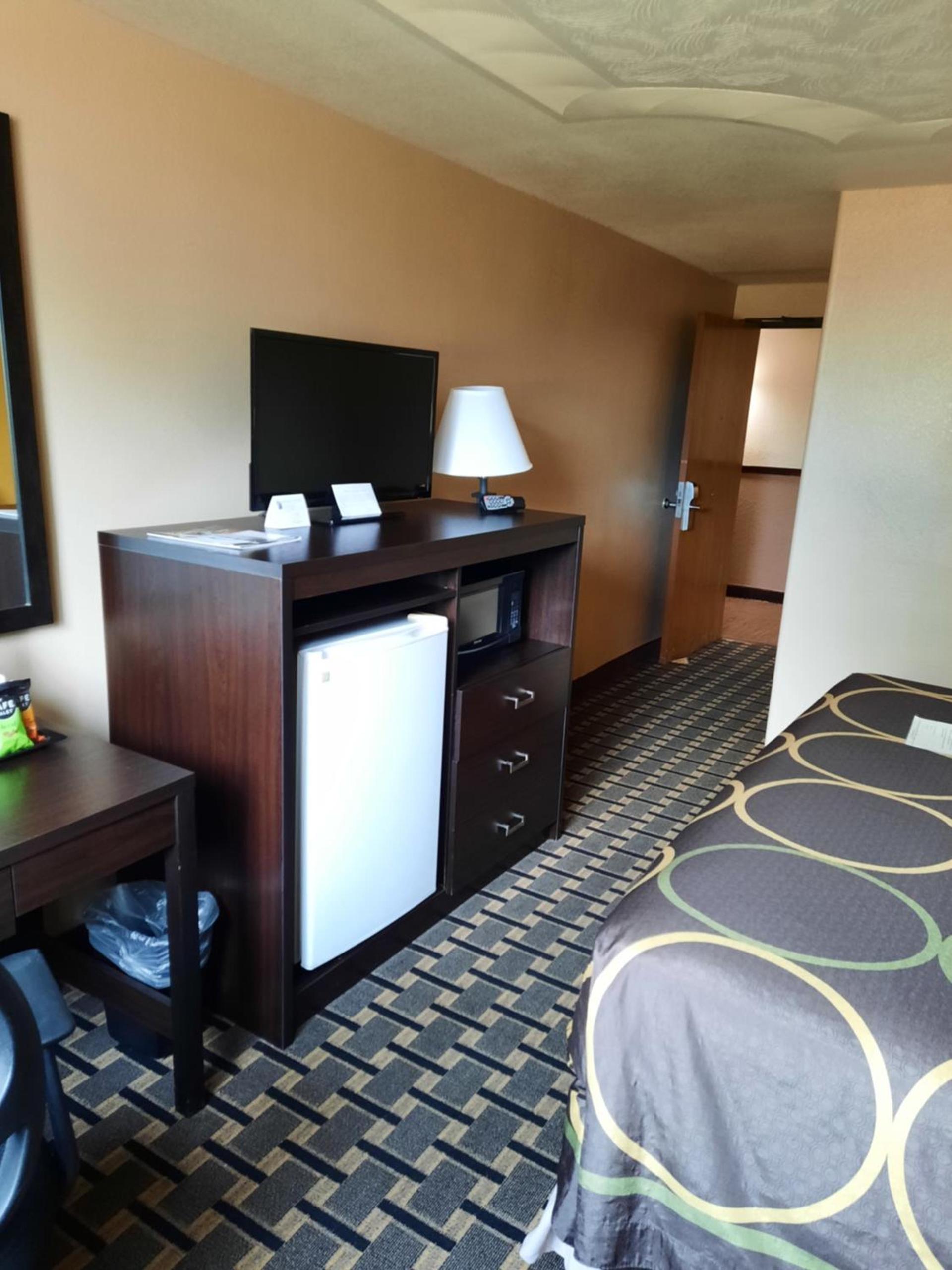 Super 8 by Wyndham Watertown photo 41