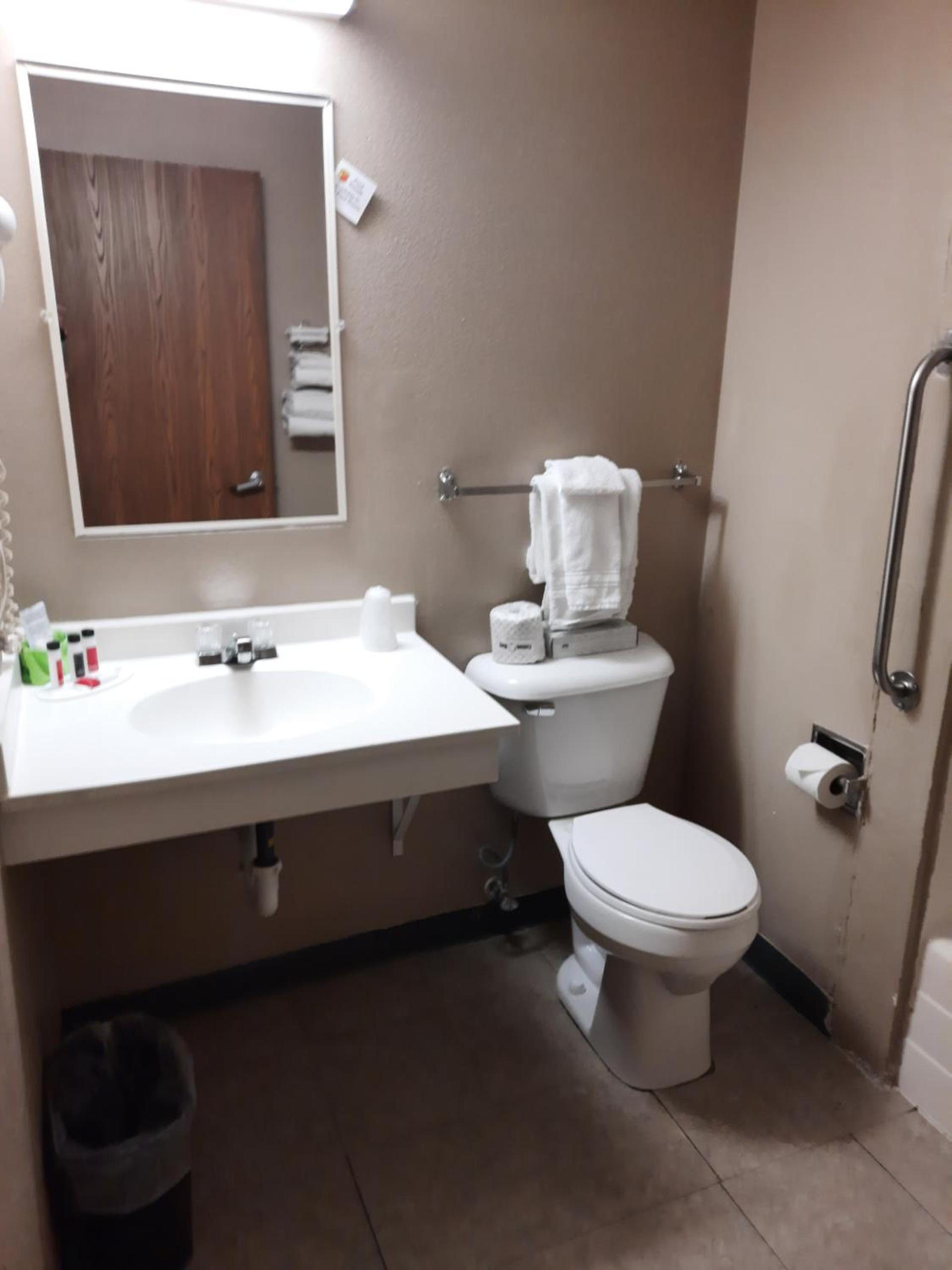 Super 8 by Wyndham Watertown photo 43