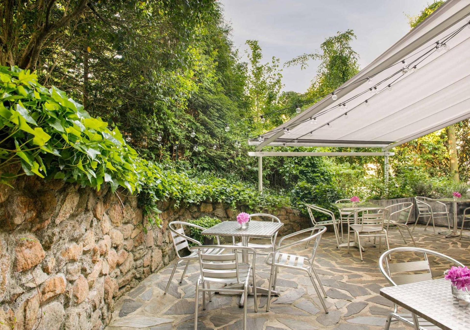Oakhurst Inn at the University photo 4