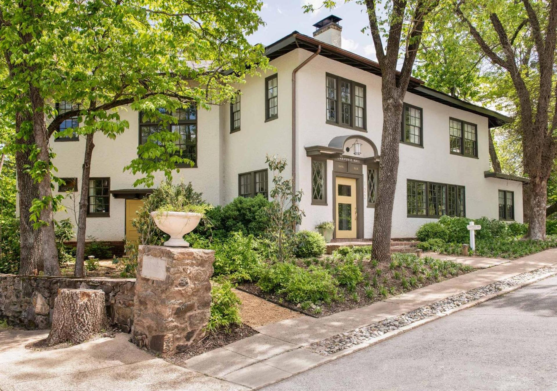 Oakhurst Inn at the University photo 5