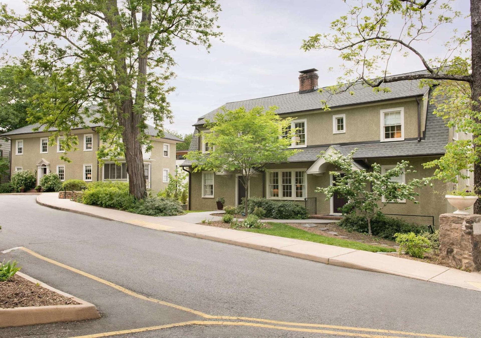 Oakhurst Inn at the University photo 9