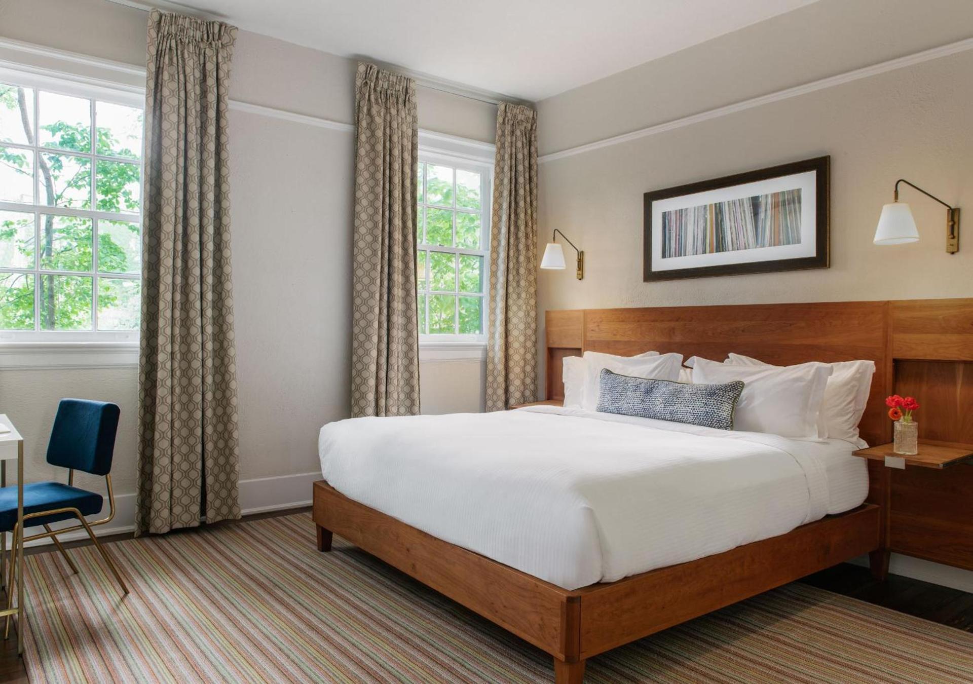 Oakhurst Inn at the University photo 14