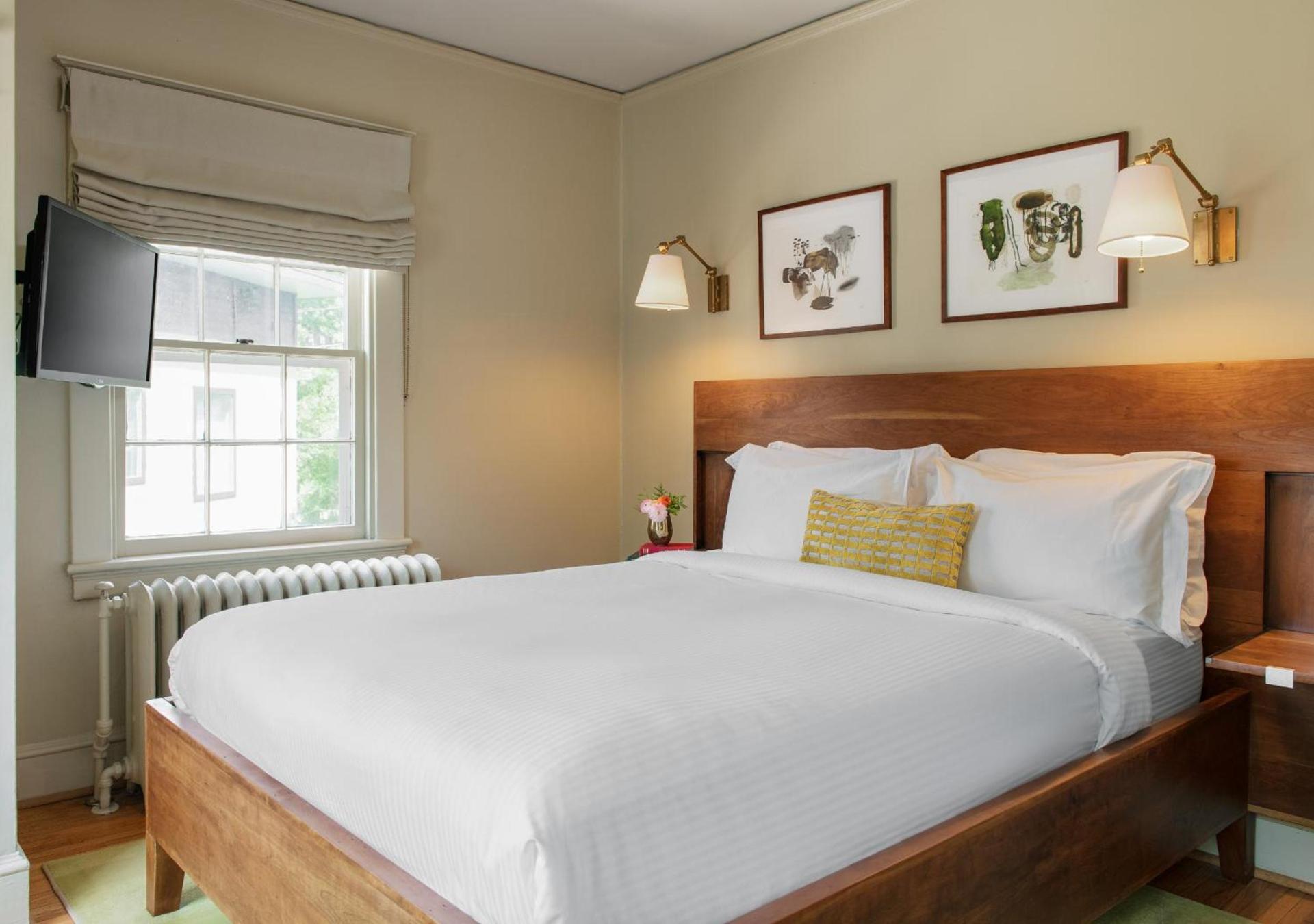 Oakhurst Inn at the University photo 23