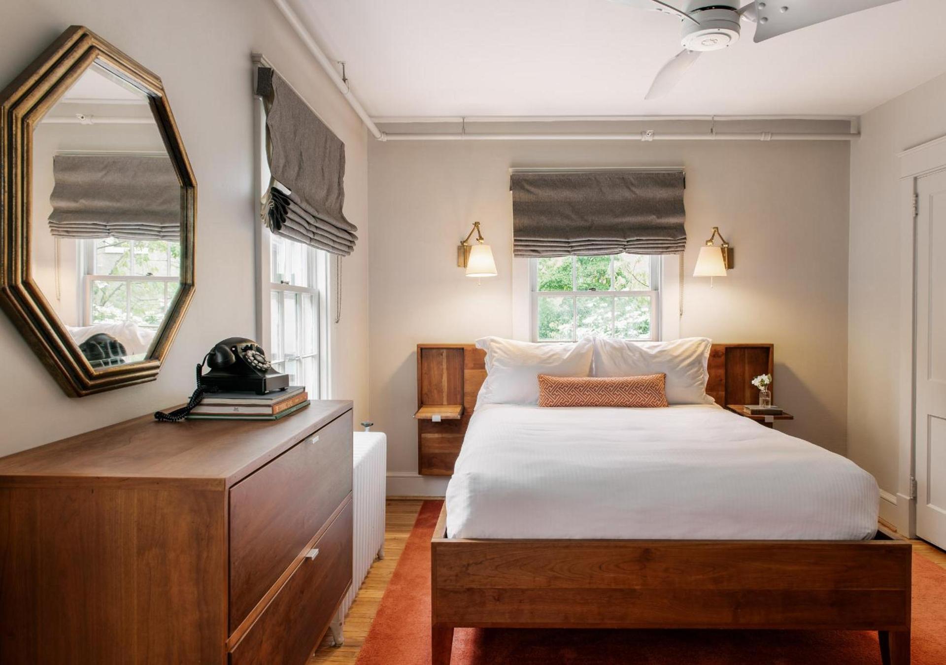Oakhurst Inn at the University photo 28