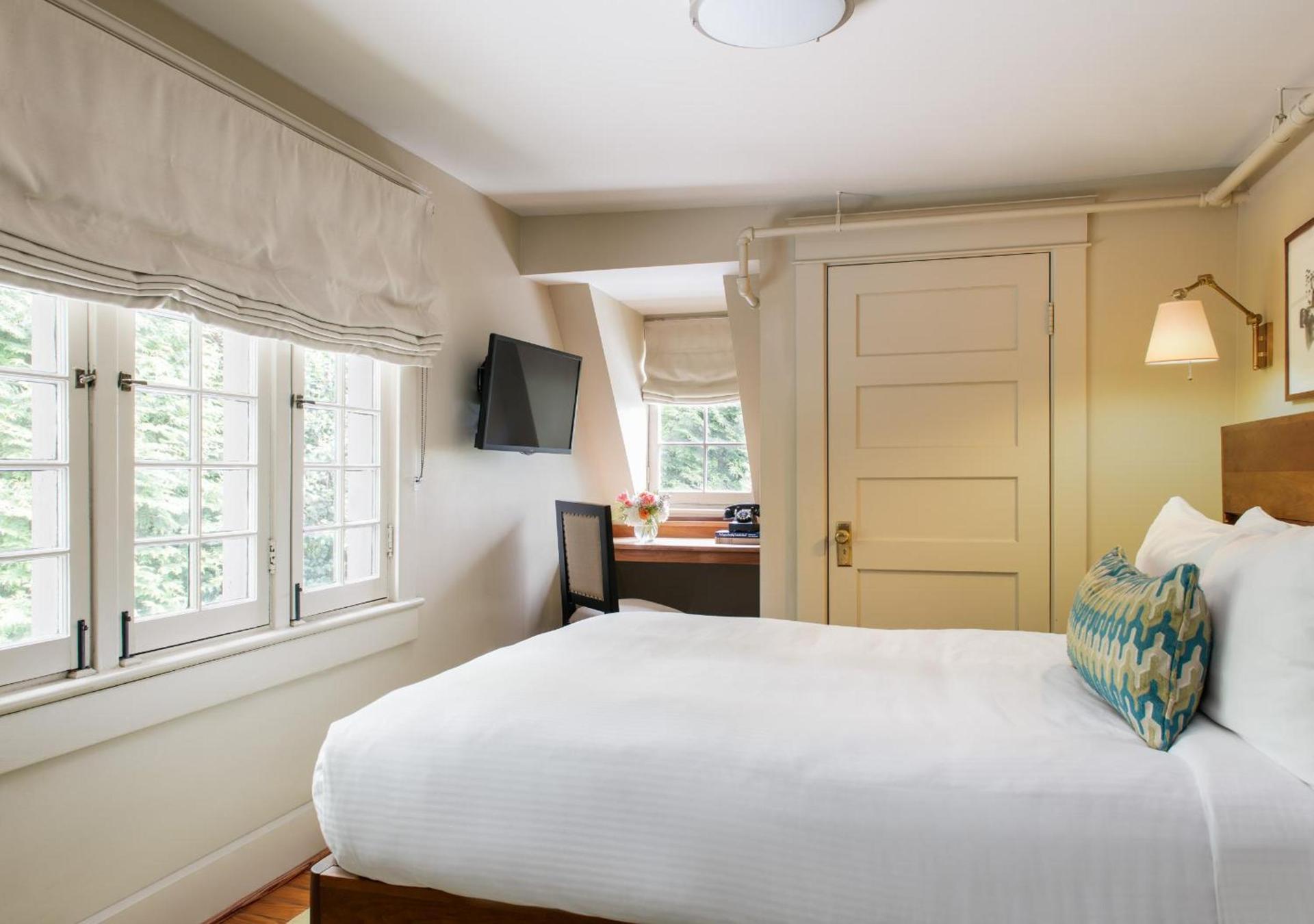 Oakhurst Inn at the University photo 18