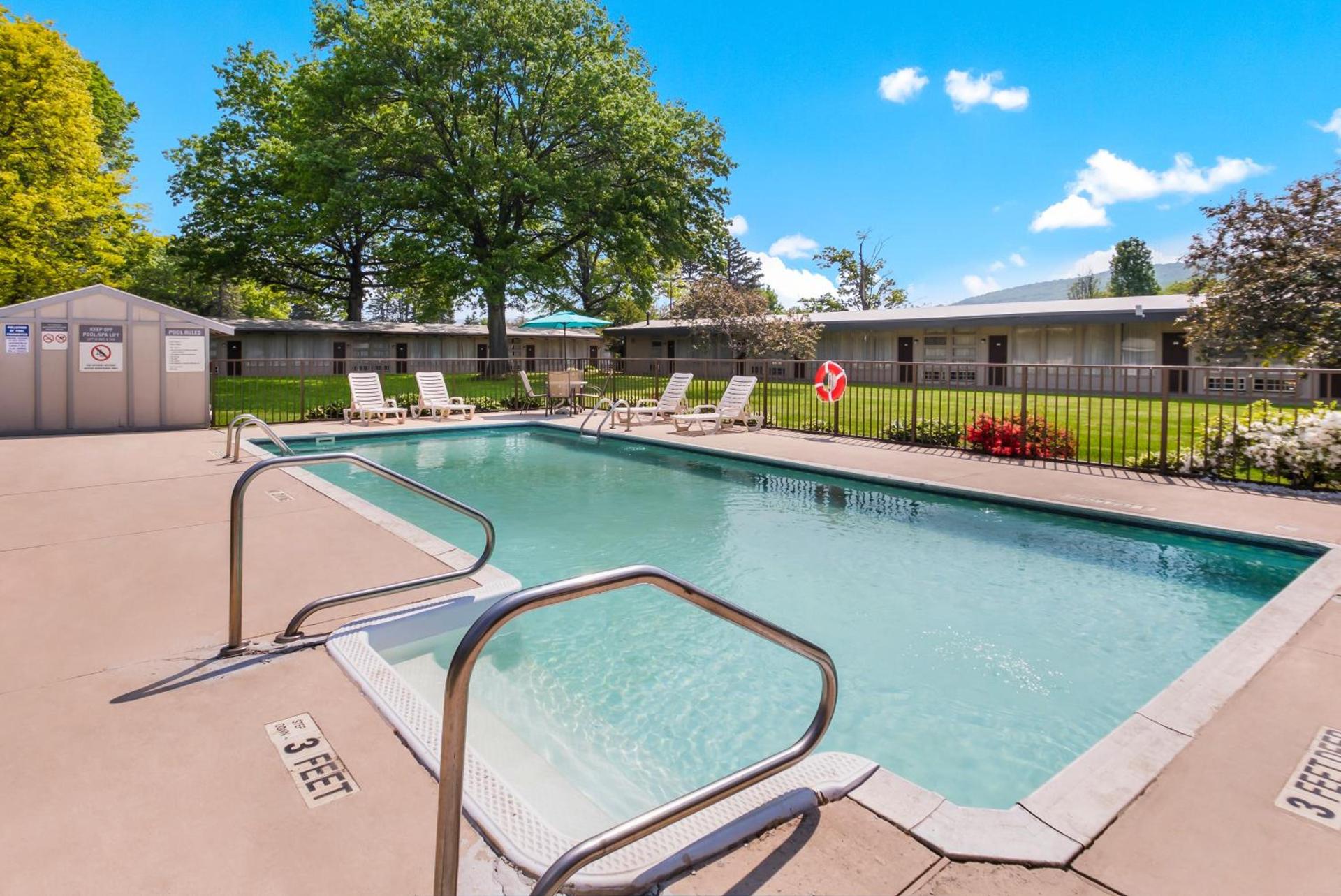 Americas Best Value Inn-Painted Post photo 8