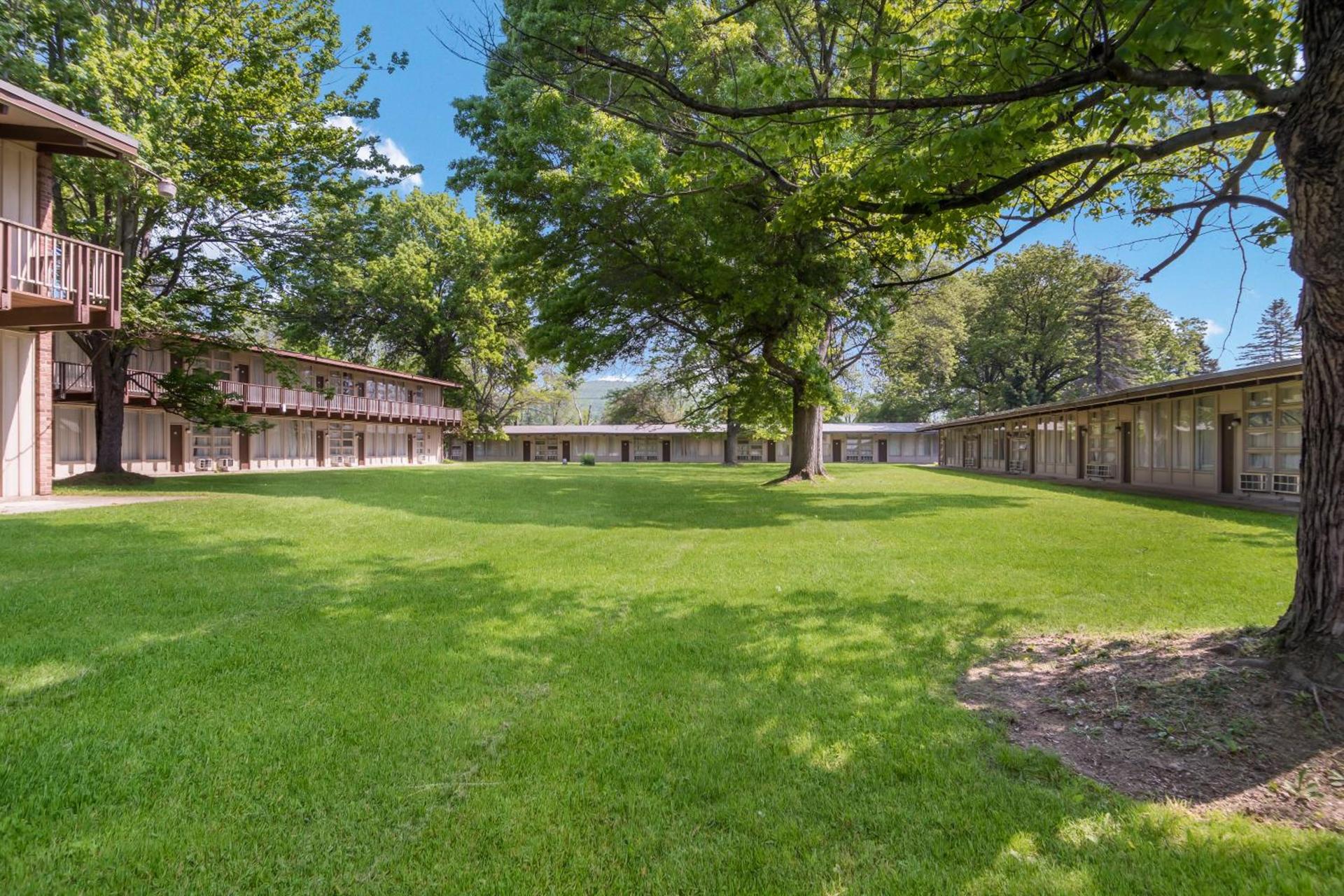 Americas Best Value Inn-Painted Post photo 11