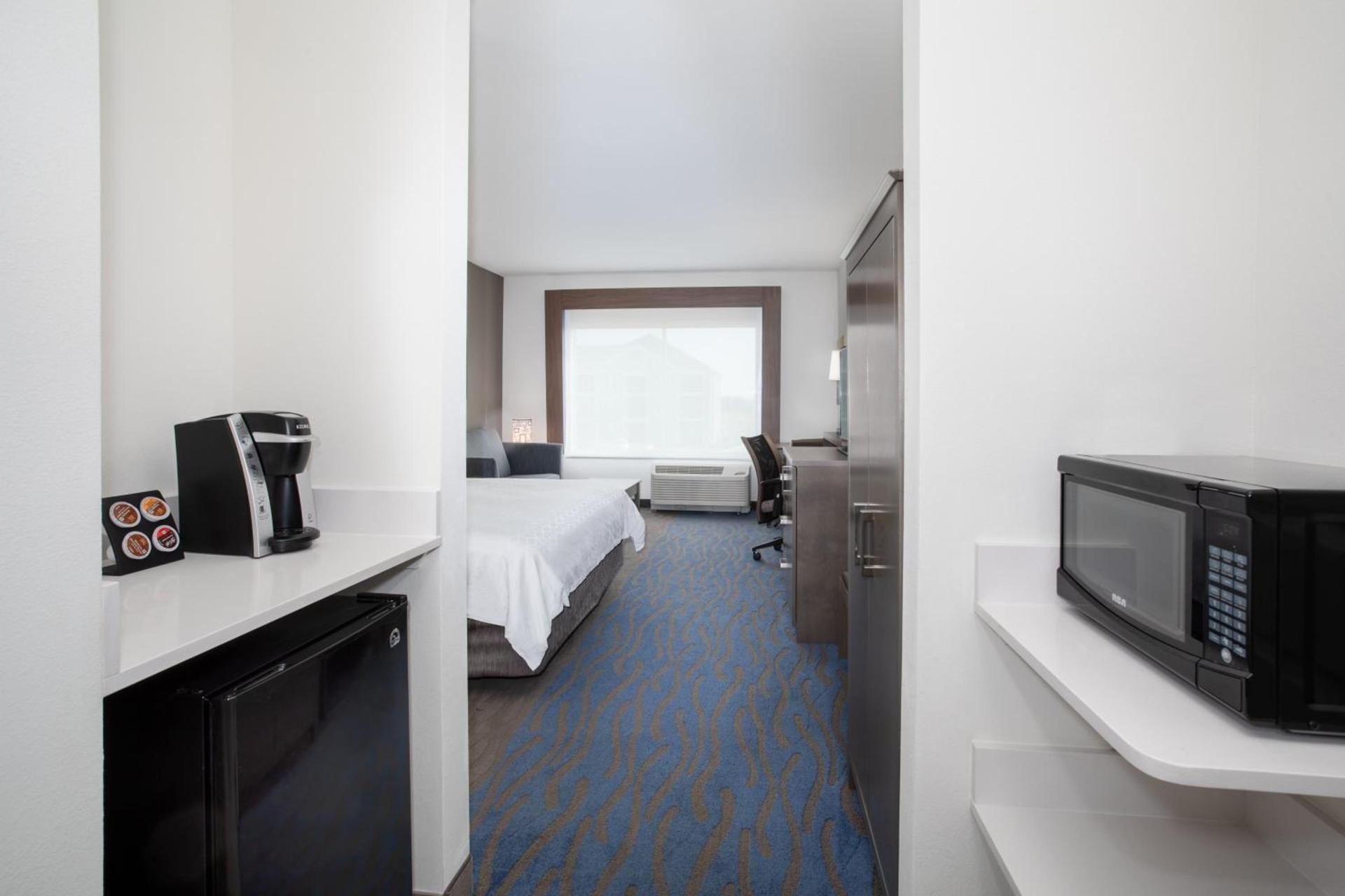 Holiday Inn Express & Suites Great Bend by IHG photo 30