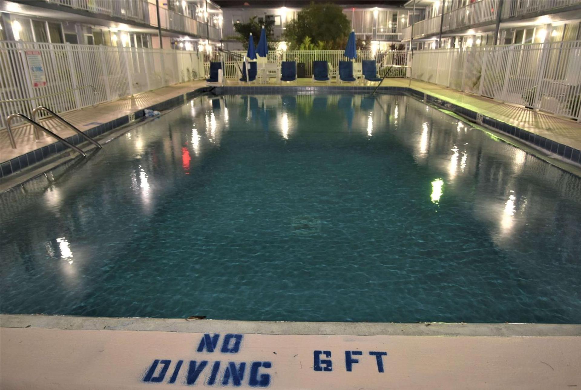Days Inn by Wyndham Stuart photo 7