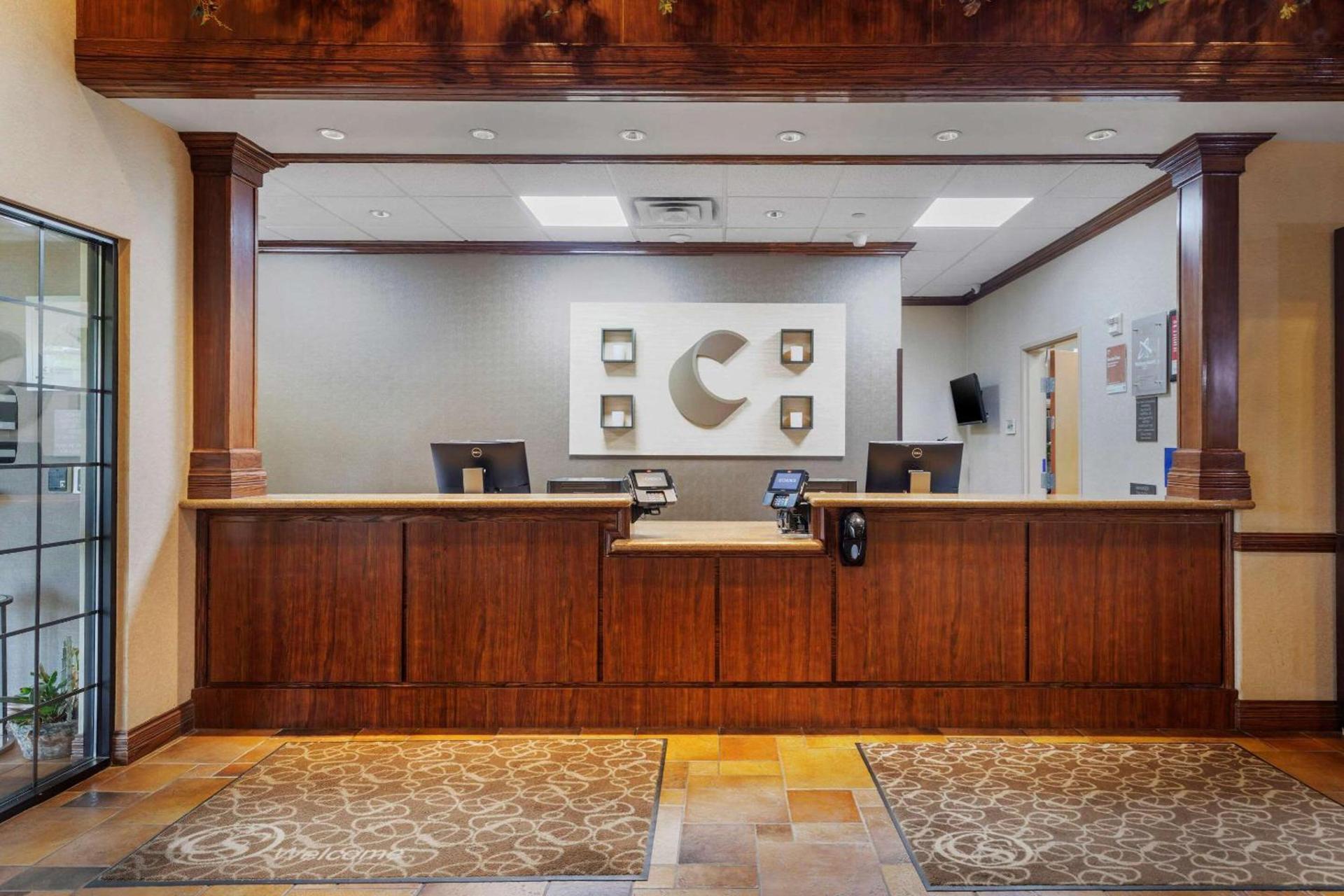 Comfort Suites Marshall photo 36