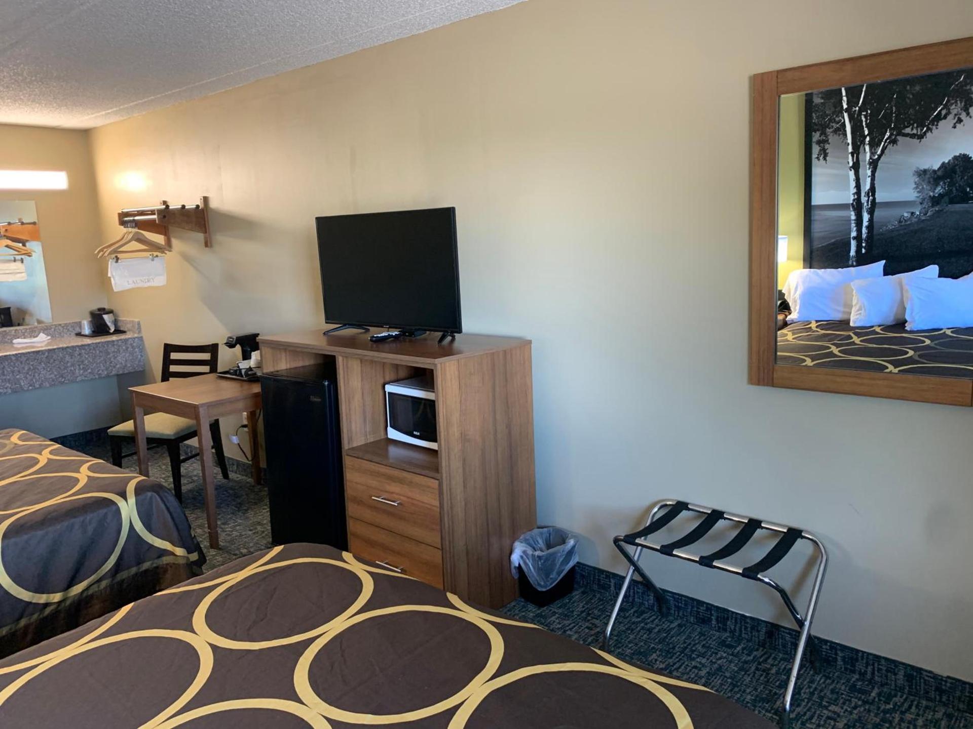 Super 8 by Wyndham Petoskey photo 16