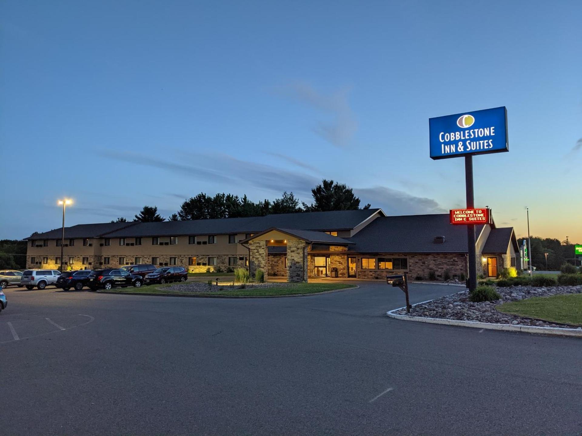 Cobblestone Inn & Suites - Merrill — hotel in Merrill