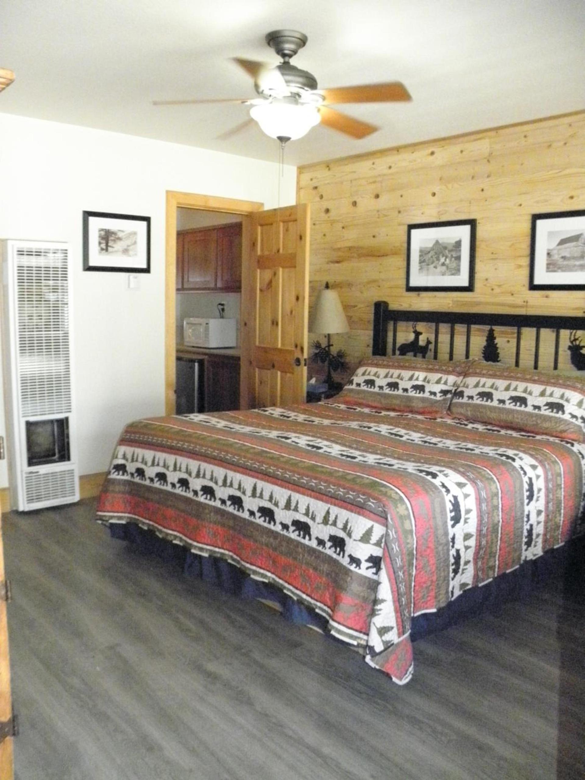 CREEKSIDE LODGE photo 3