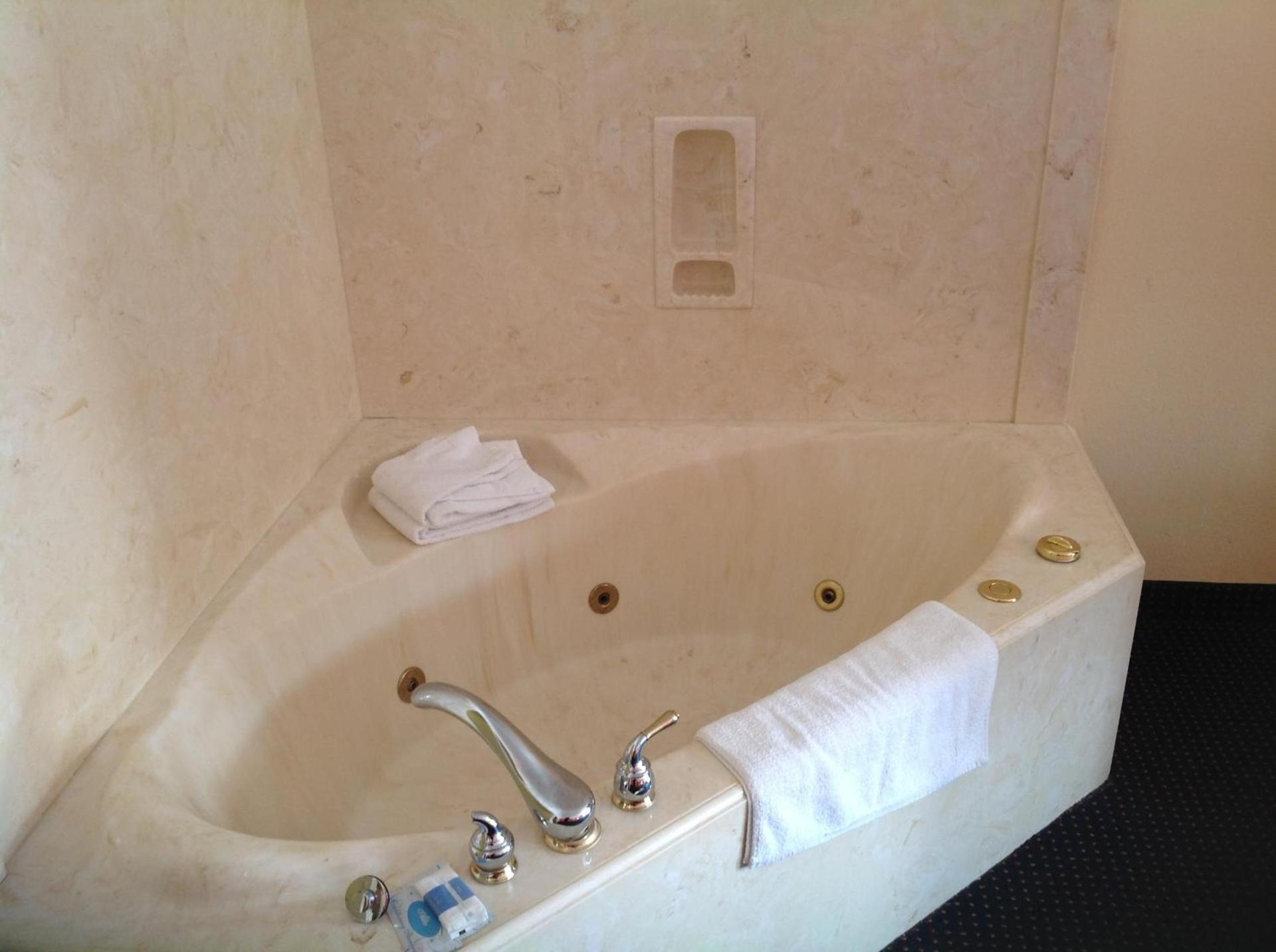 Executive Inn & Suites photo 8