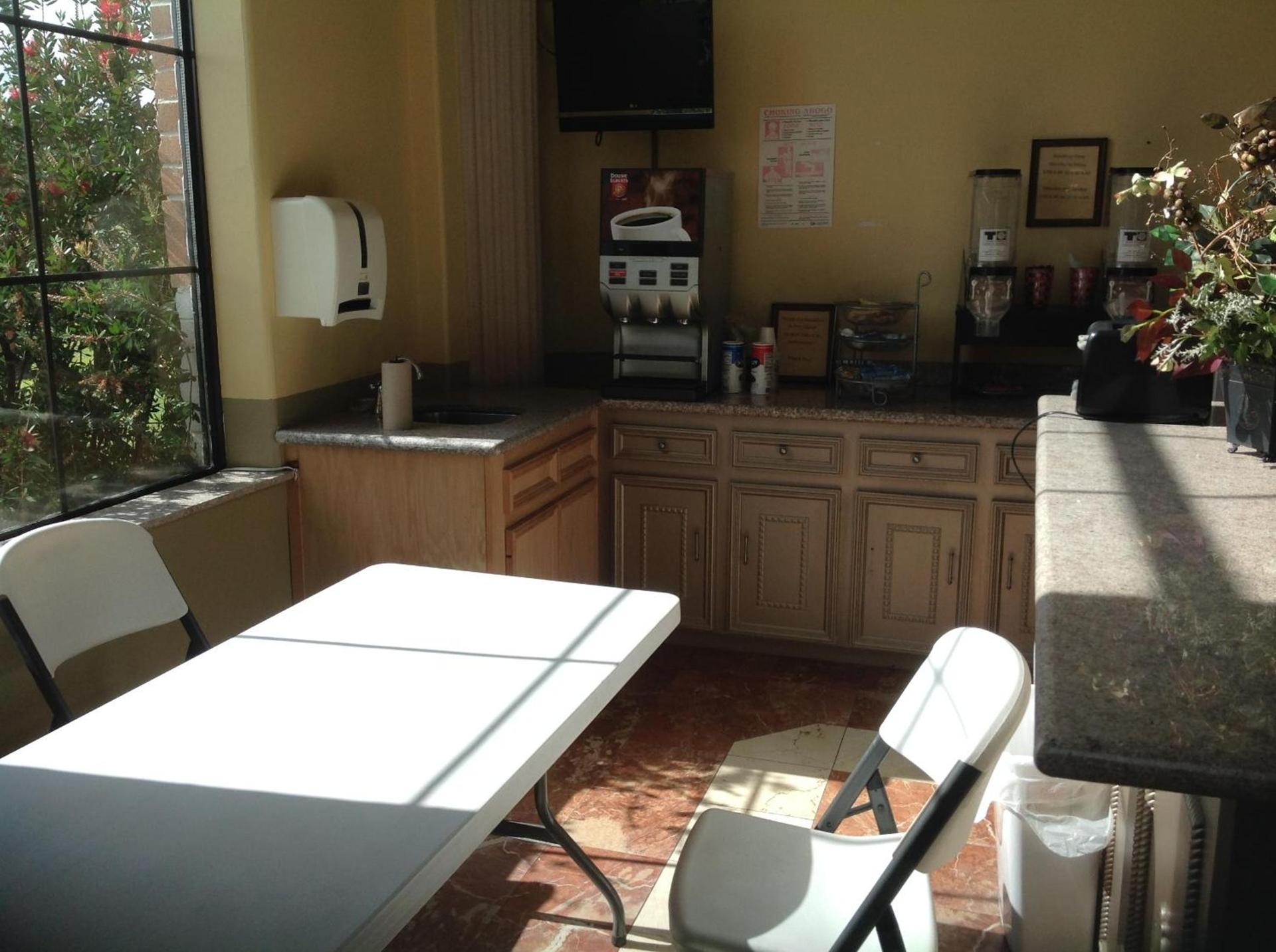 Executive Inn & Suites photo 2