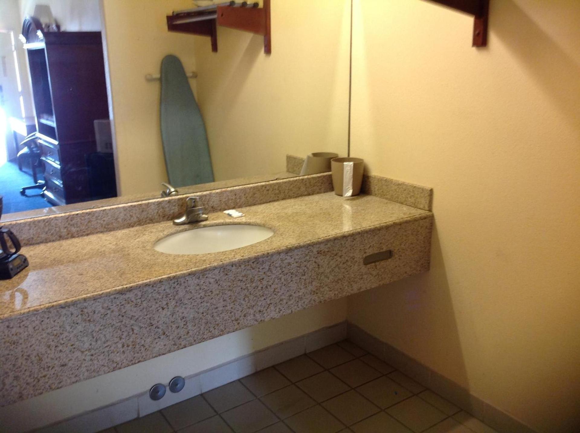 Executive Inn & Suites photo 11