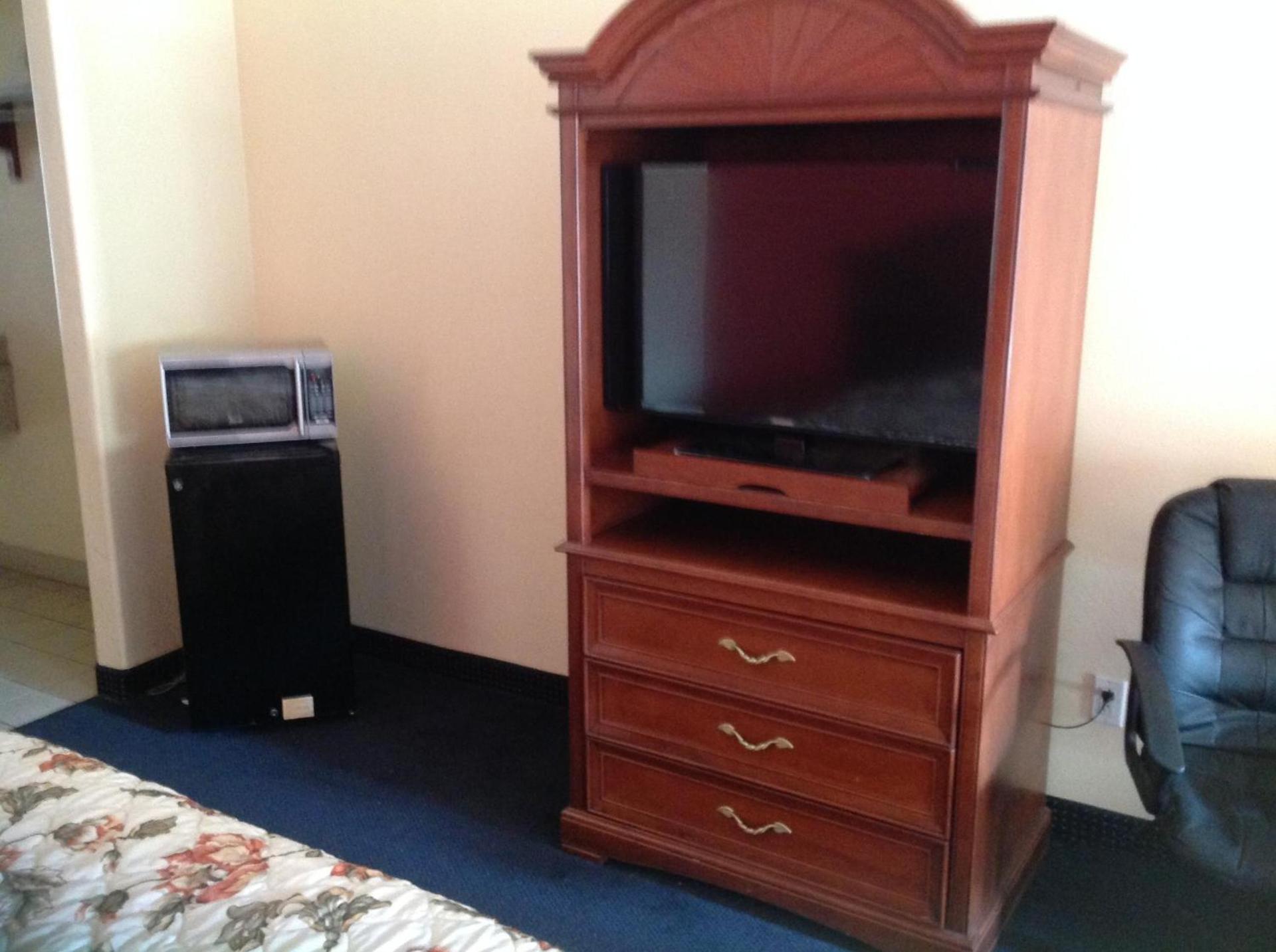 Executive Inn & Suites photo 5