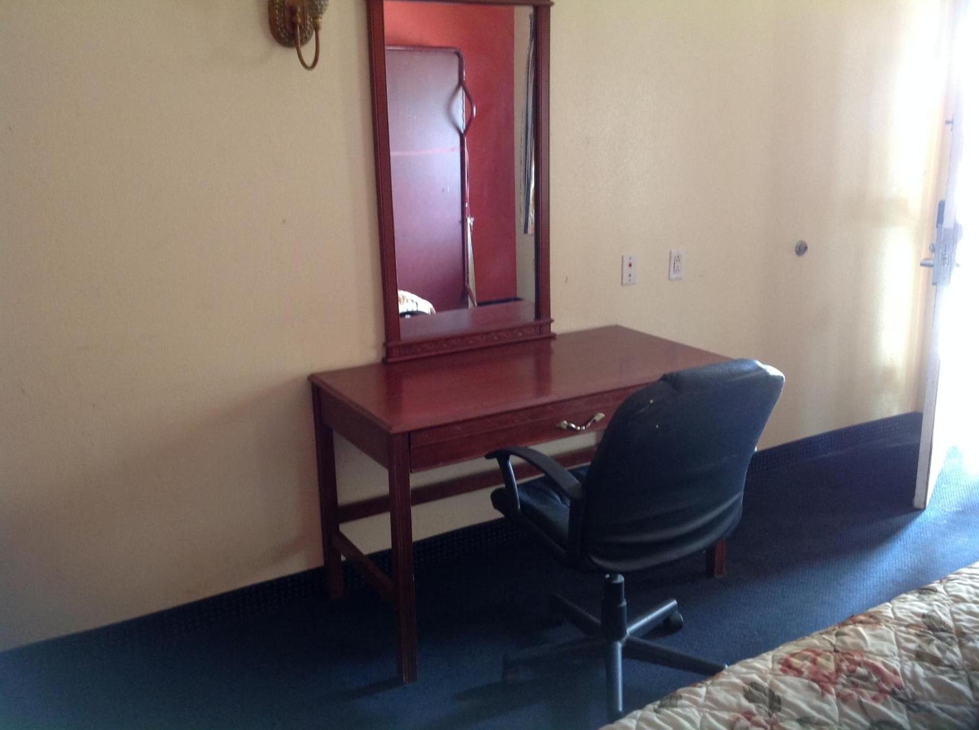 Executive Inn & Suites photo 13