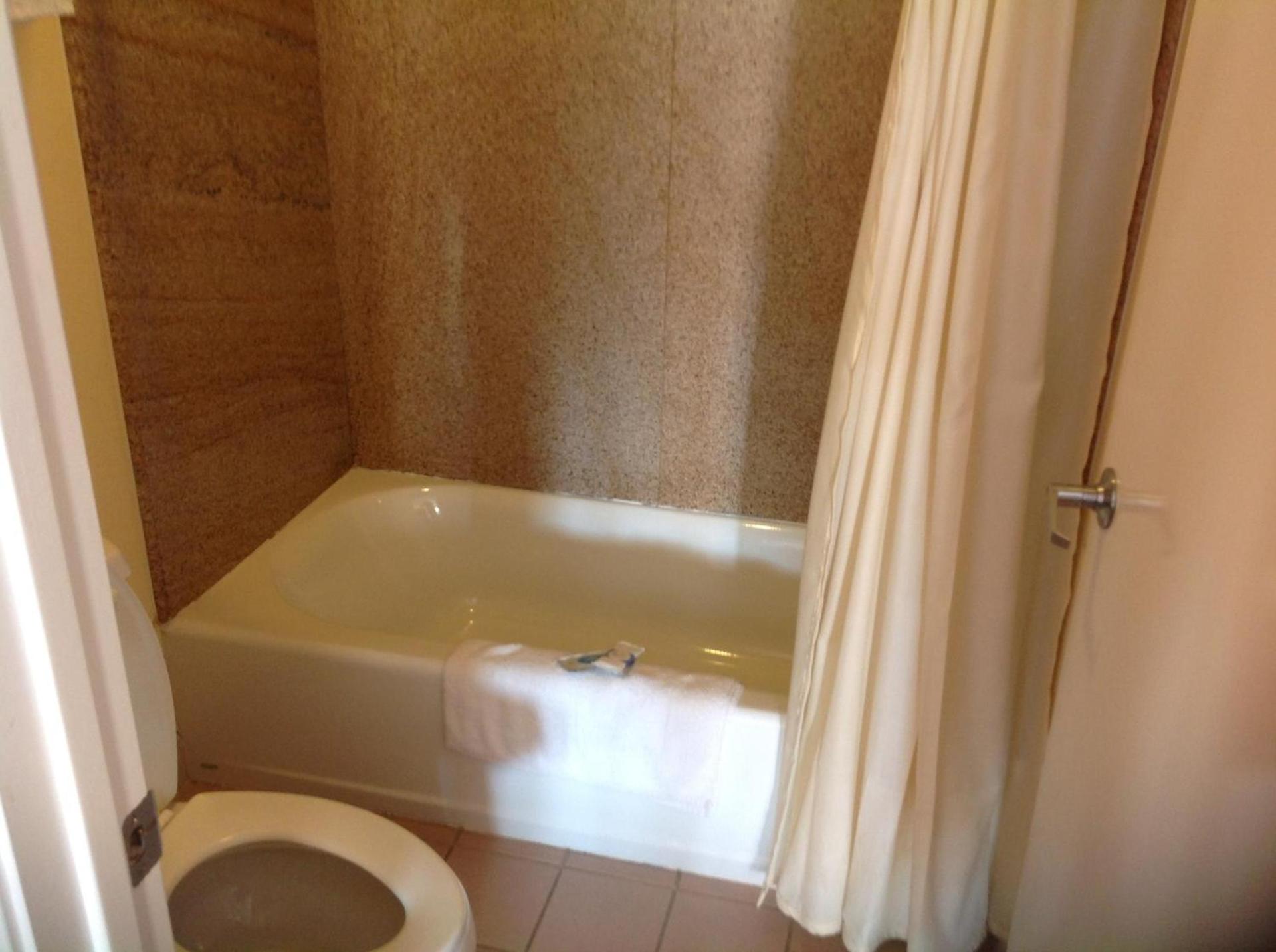 Executive Inn & Suites photo 14