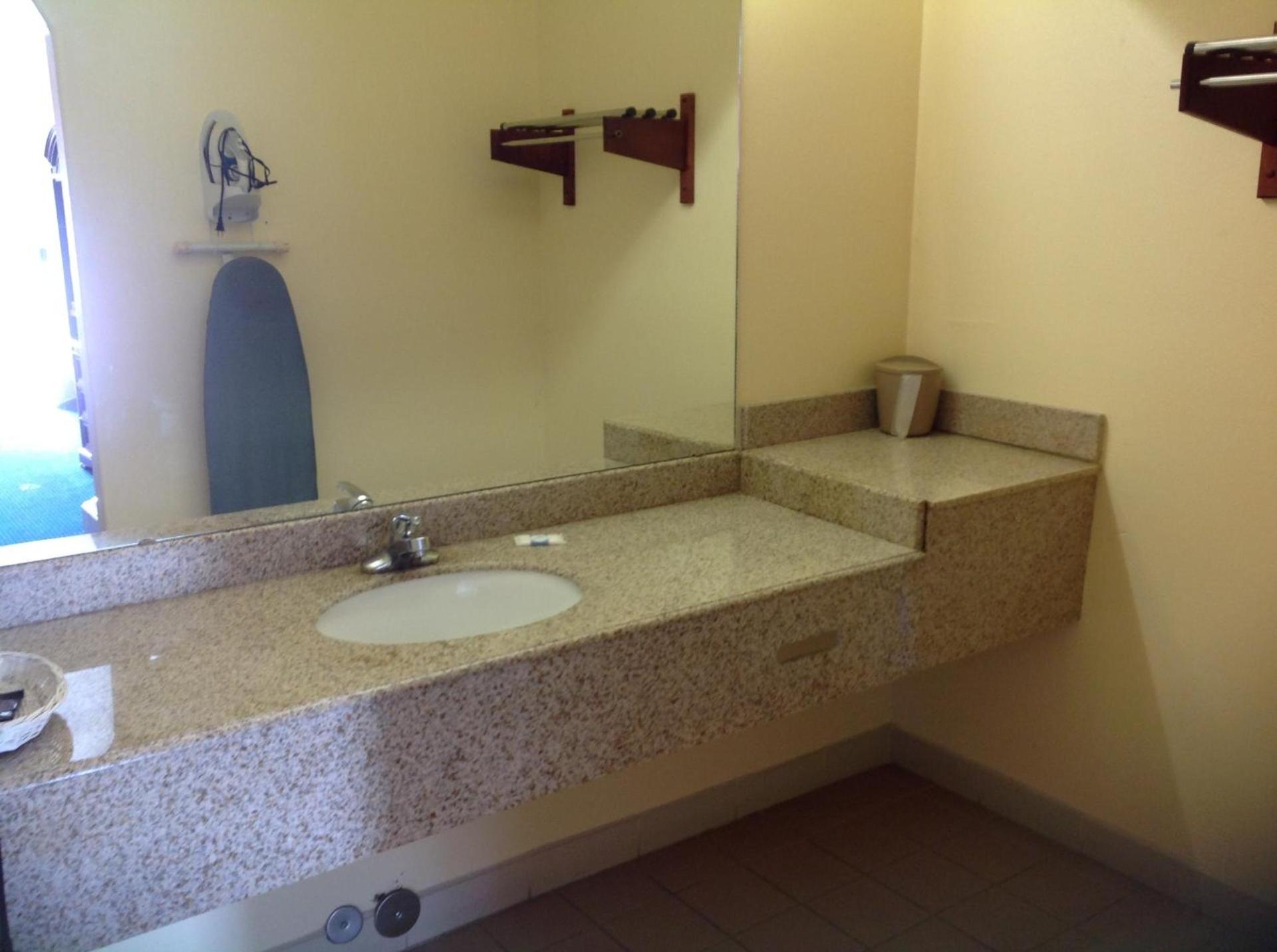 Executive Inn & Suites photo 16