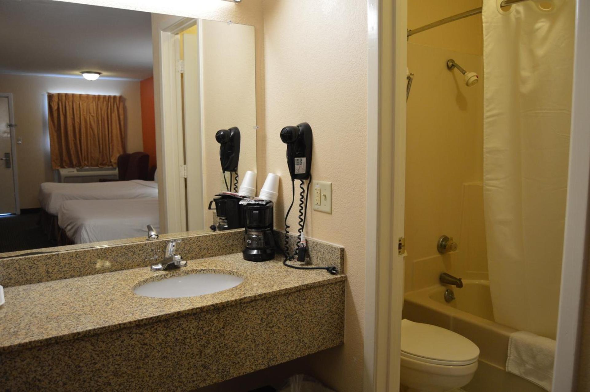 Americas Best Value Inn Gainesville TX photo 17
