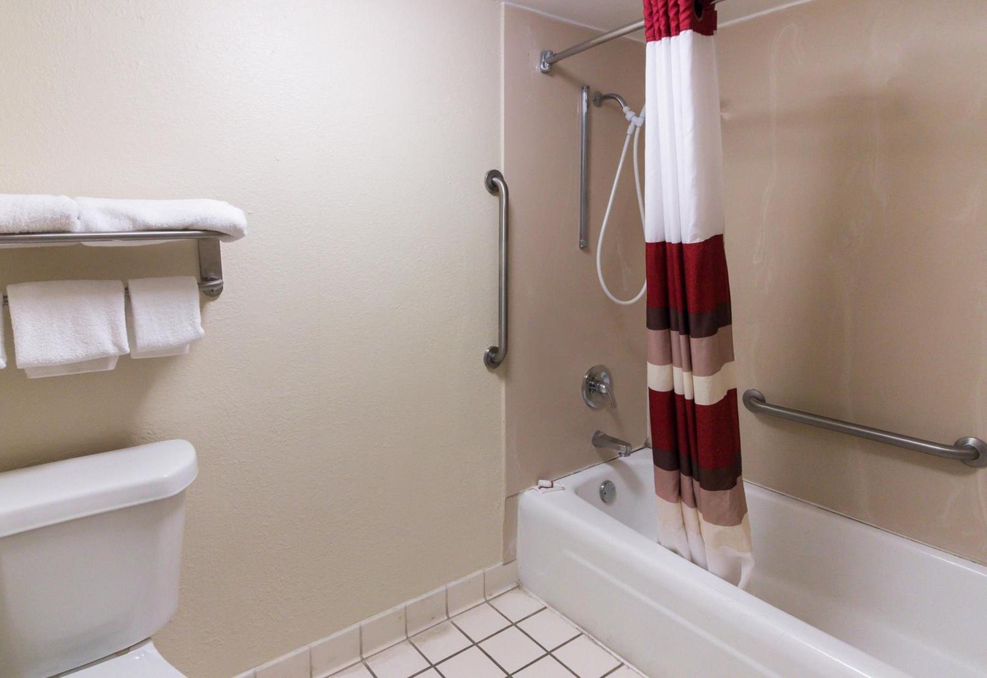 Red Roof Inn & Suites Commerce - Athens photo 36
