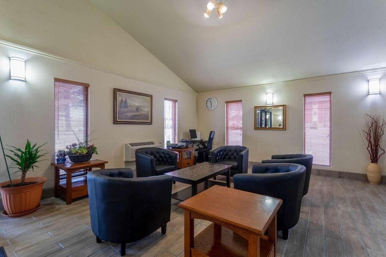 Super 8 by Wyndham Cheyenne WY photo 30