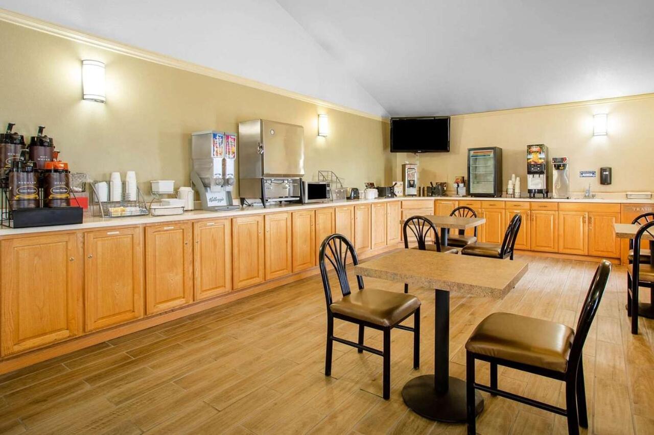 Super 8 by Wyndham Cheyenne WY photo 35