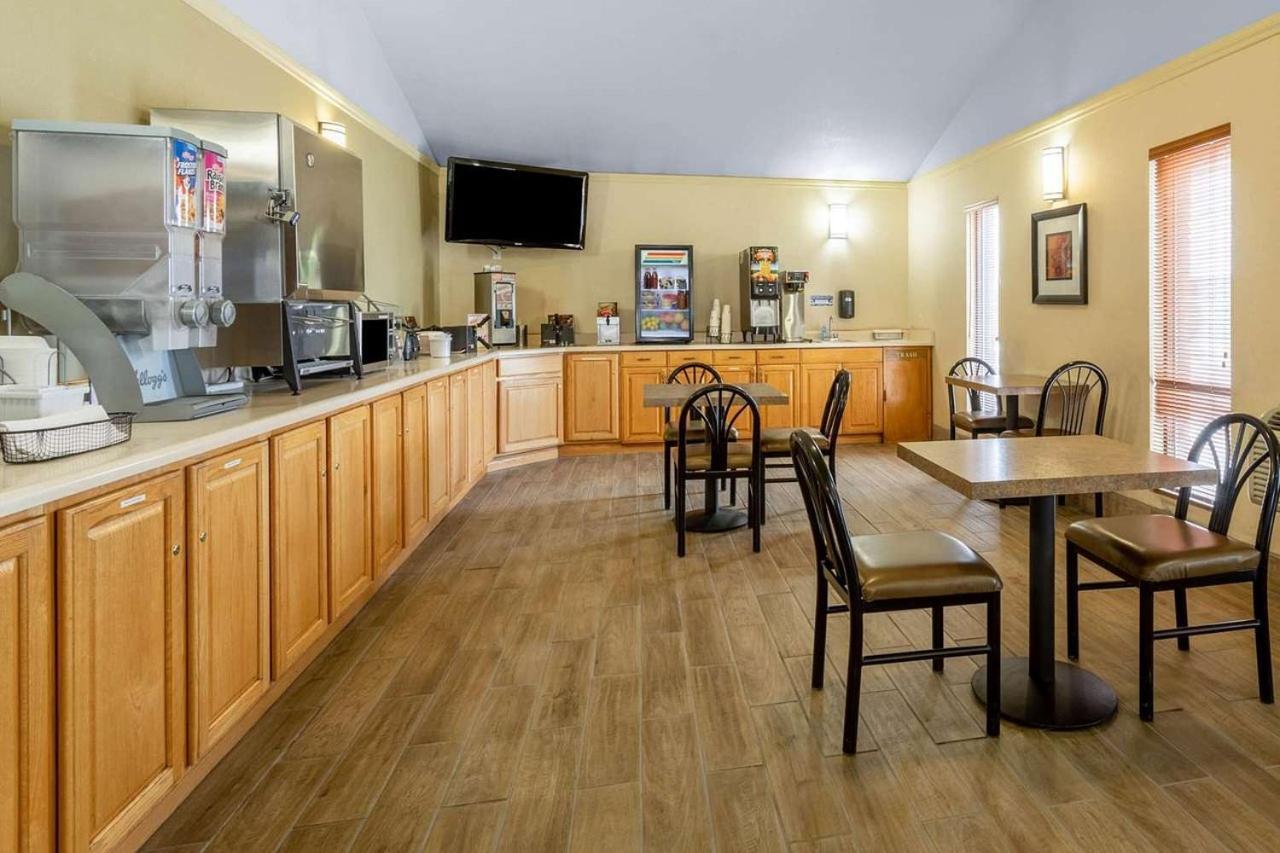 Super 8 by Wyndham Cheyenne WY photo 37