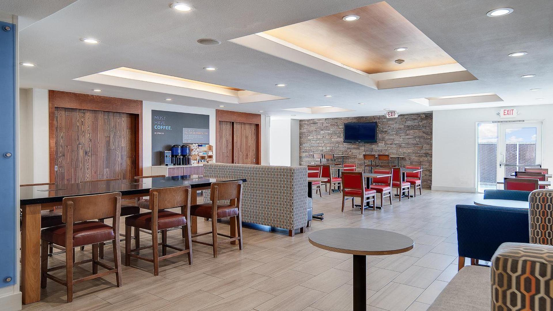 Holiday Inn Express & Suites Dinuba West by IHG photo 10