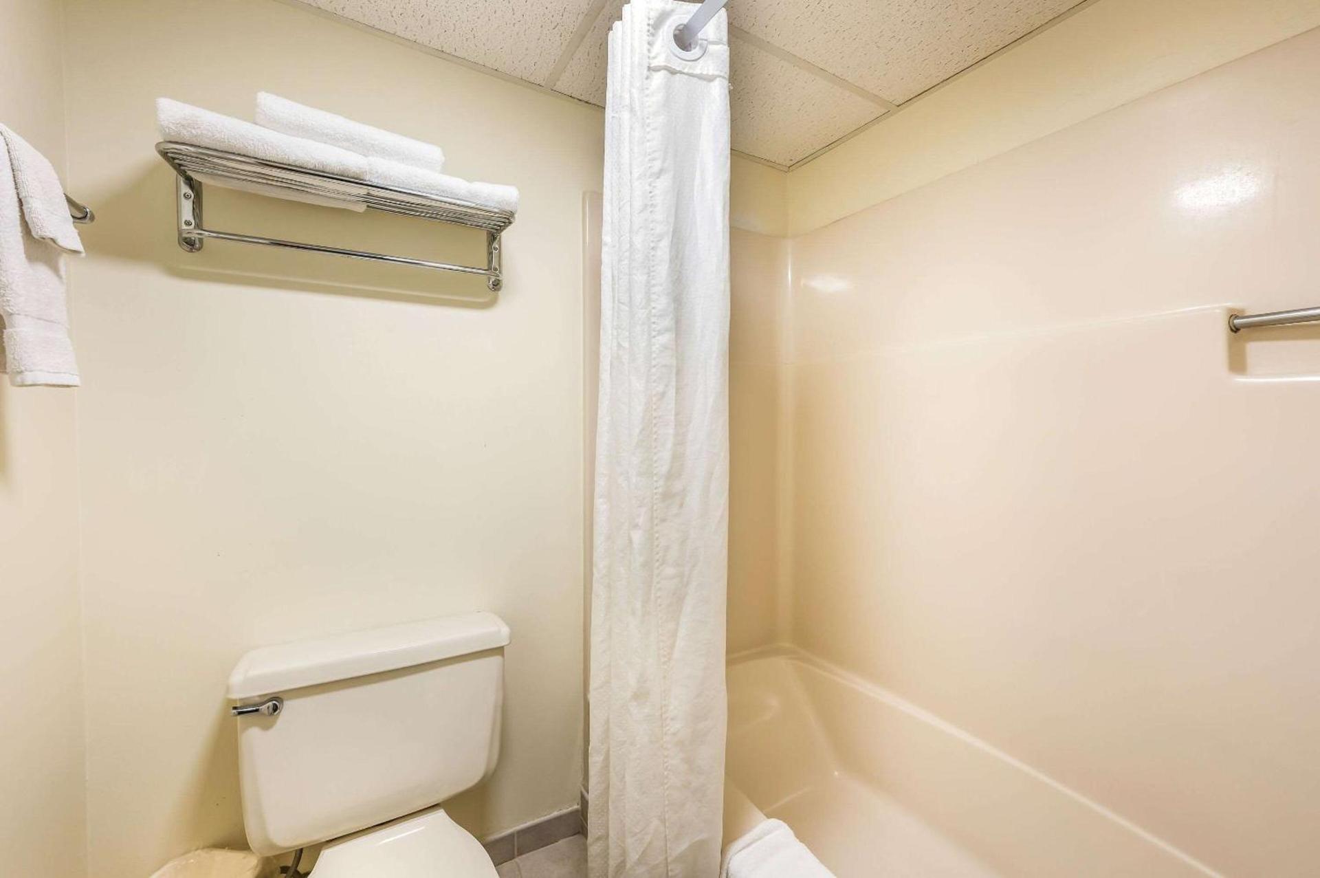 Econo Lodge Quakertown photo 15