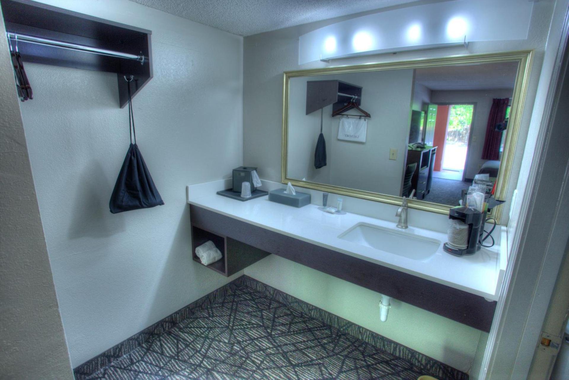 Econo Lodge Helen photo 12