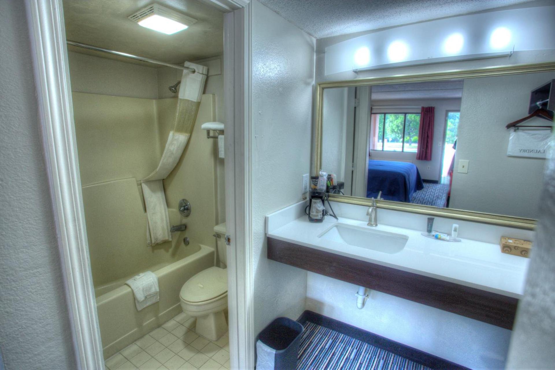 Econo Lodge Helen photo 35