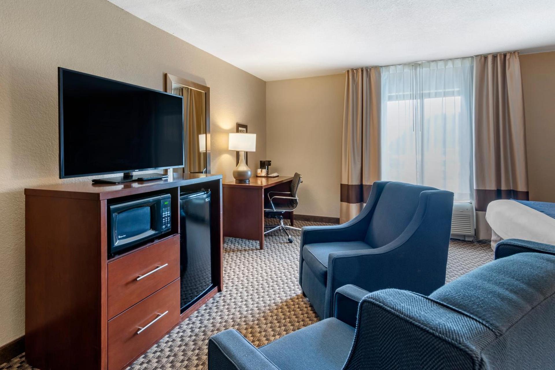 Comfort Inn & Suites Blue Ridge photo 40