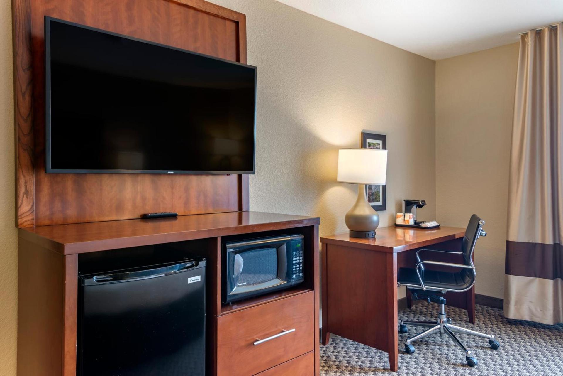 Comfort Inn & Suites Blue Ridge photo 42