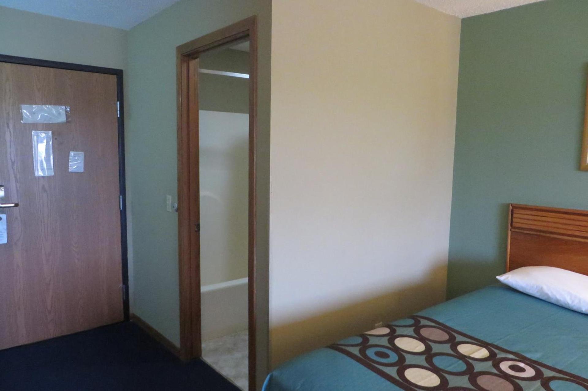 Super 8 by Wyndham Macomb photo 49