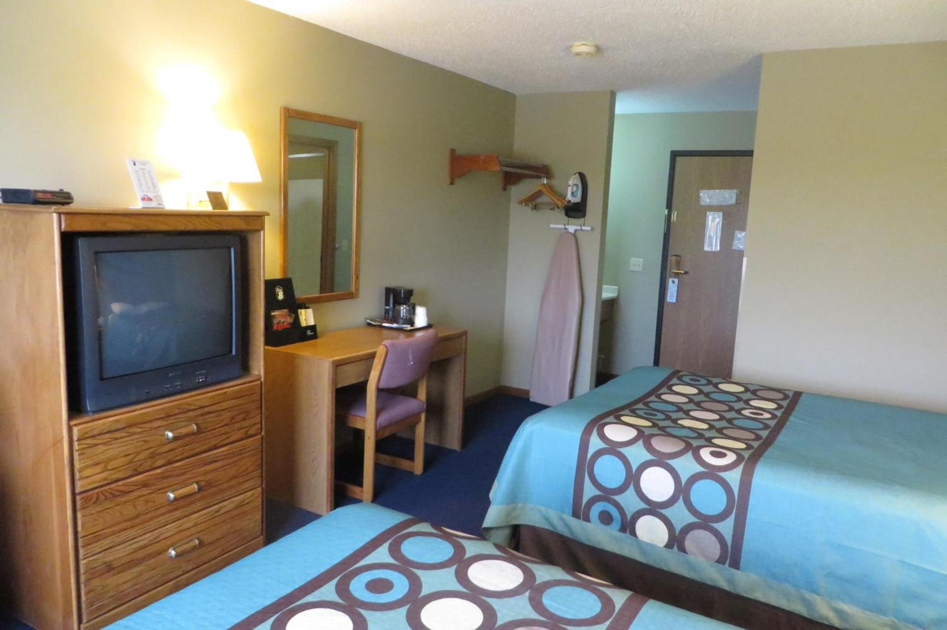 Super 8 by Wyndham Macomb photo 46