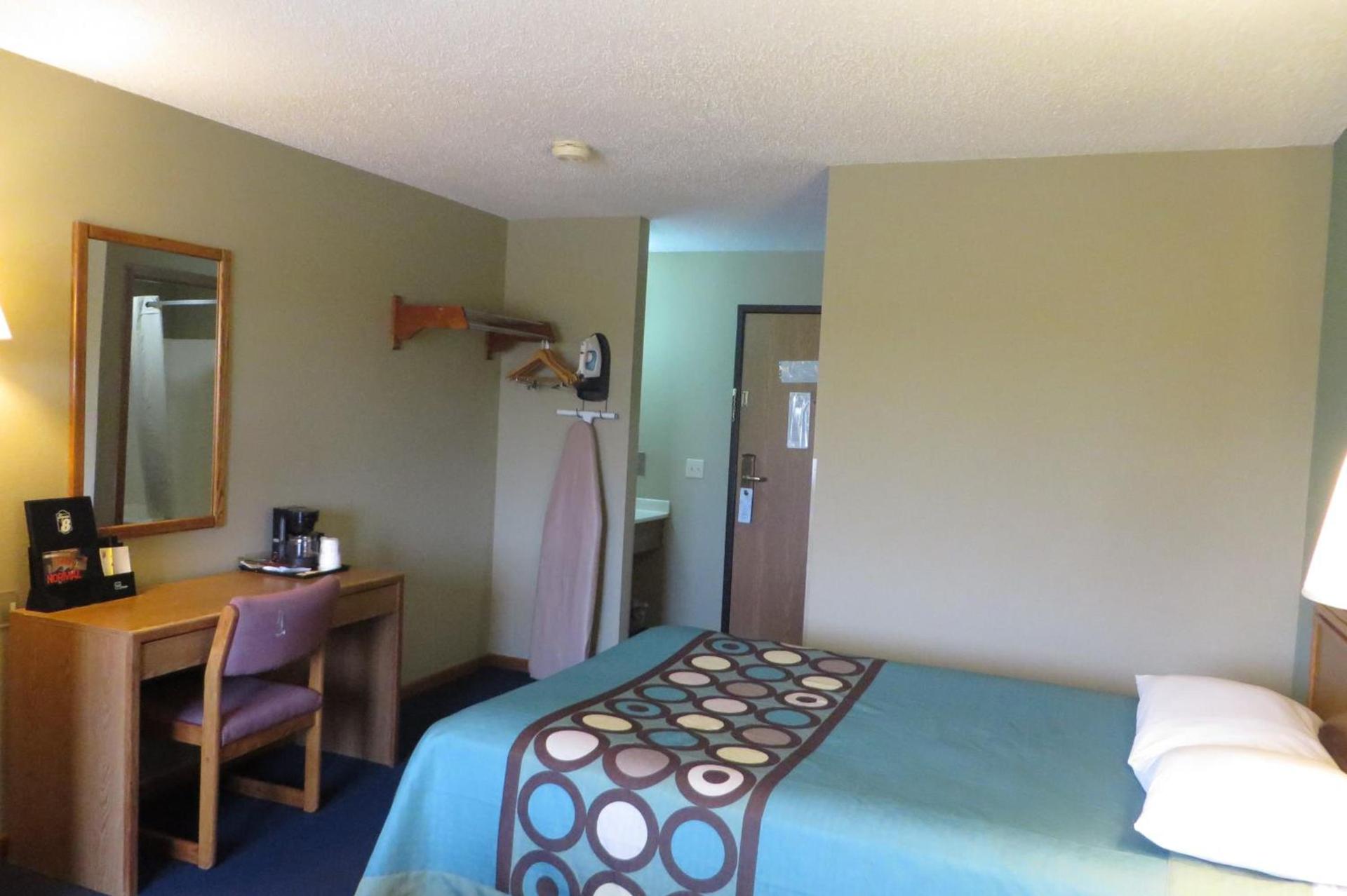 Super 8 by Wyndham Macomb photo 50