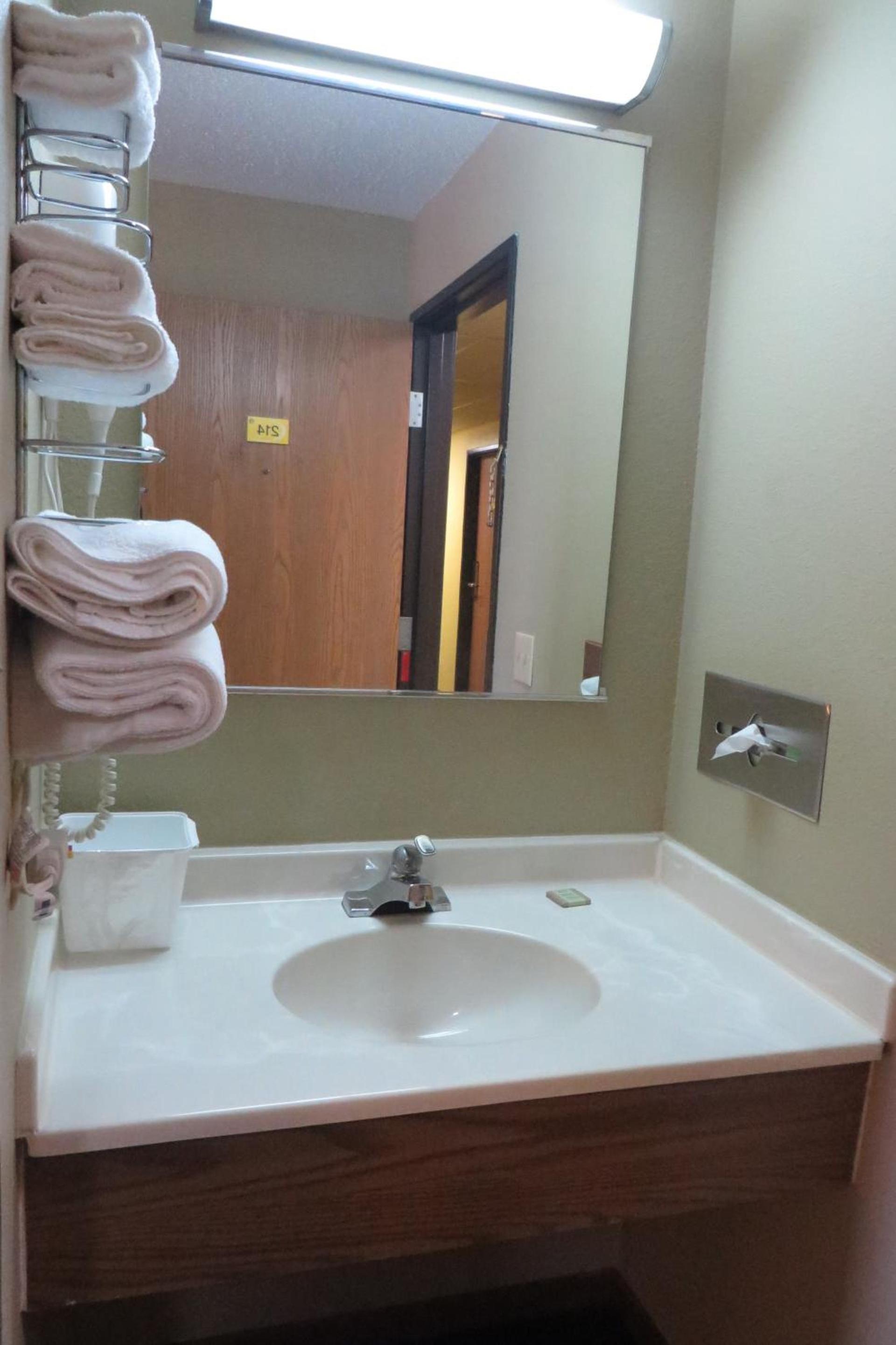 Super 8 by Wyndham Macomb photo 41