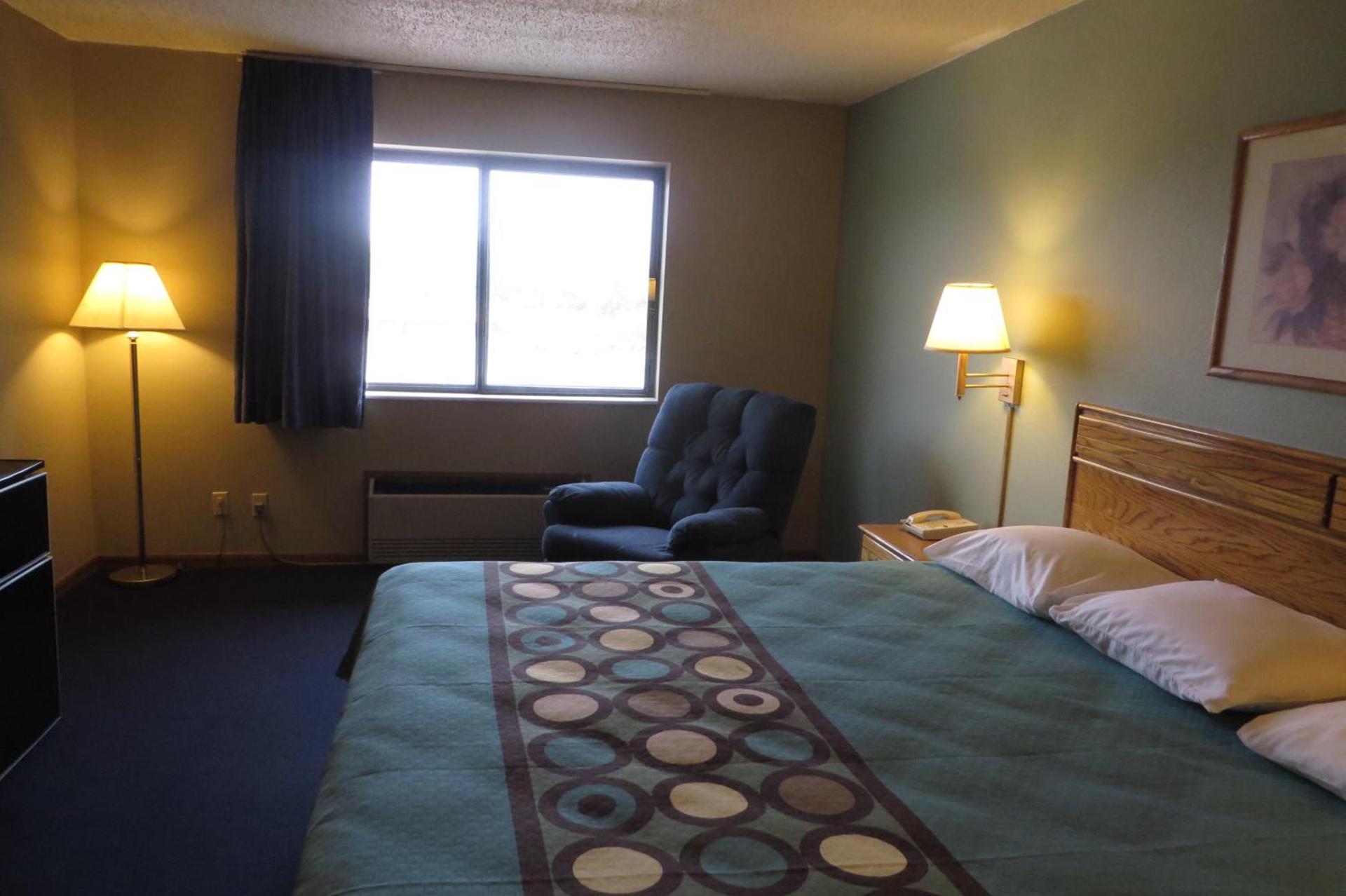 Super 8 by Wyndham Macomb photo 48